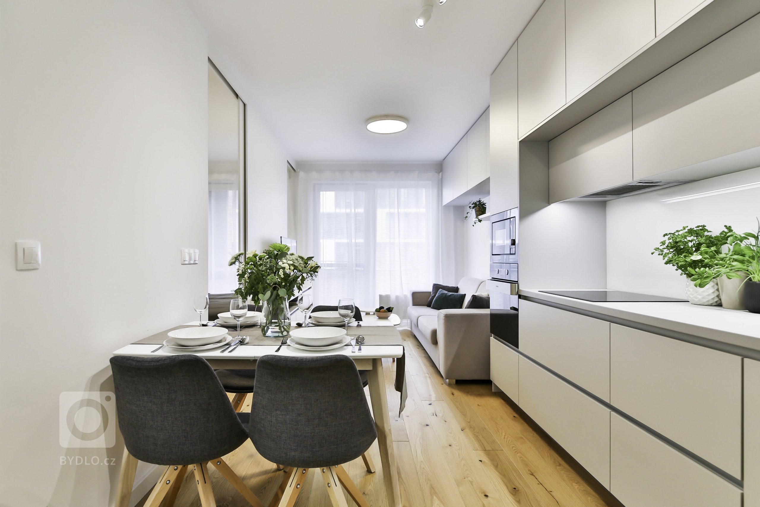 Pri tvorbe interiéru 1,5-izbového bytu v Slnečniciach pre mladý pár nám išlo hlavne o funkčnosť a moderný dizajn. Svetlé povrchy a materiály spolu s…