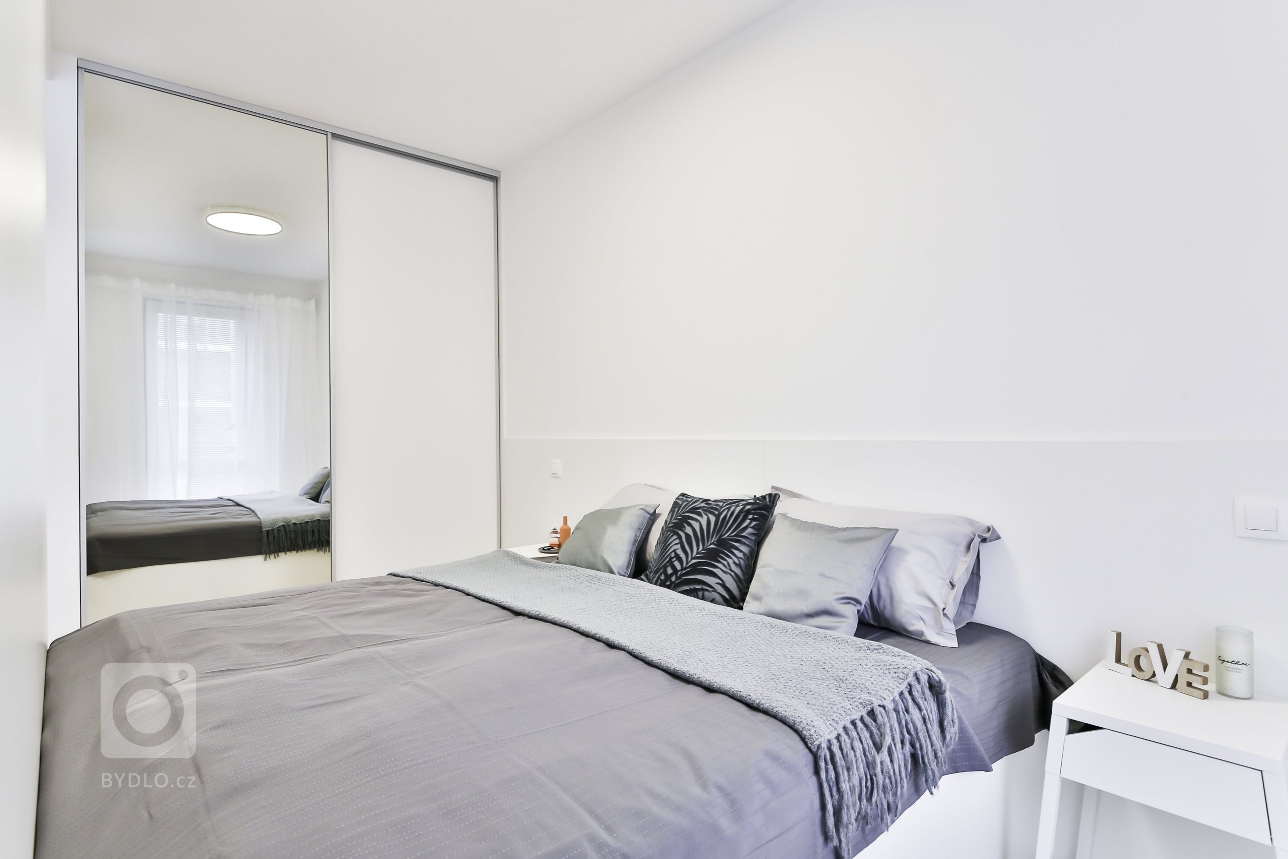 Pri tvorbe interiéru 1,5-izbového bytu v Slnečniciach pre mladý pár nám išlo hlavne o funkčnosť a moderný dizajn. Svetlé povrchy a materiály spolu s…