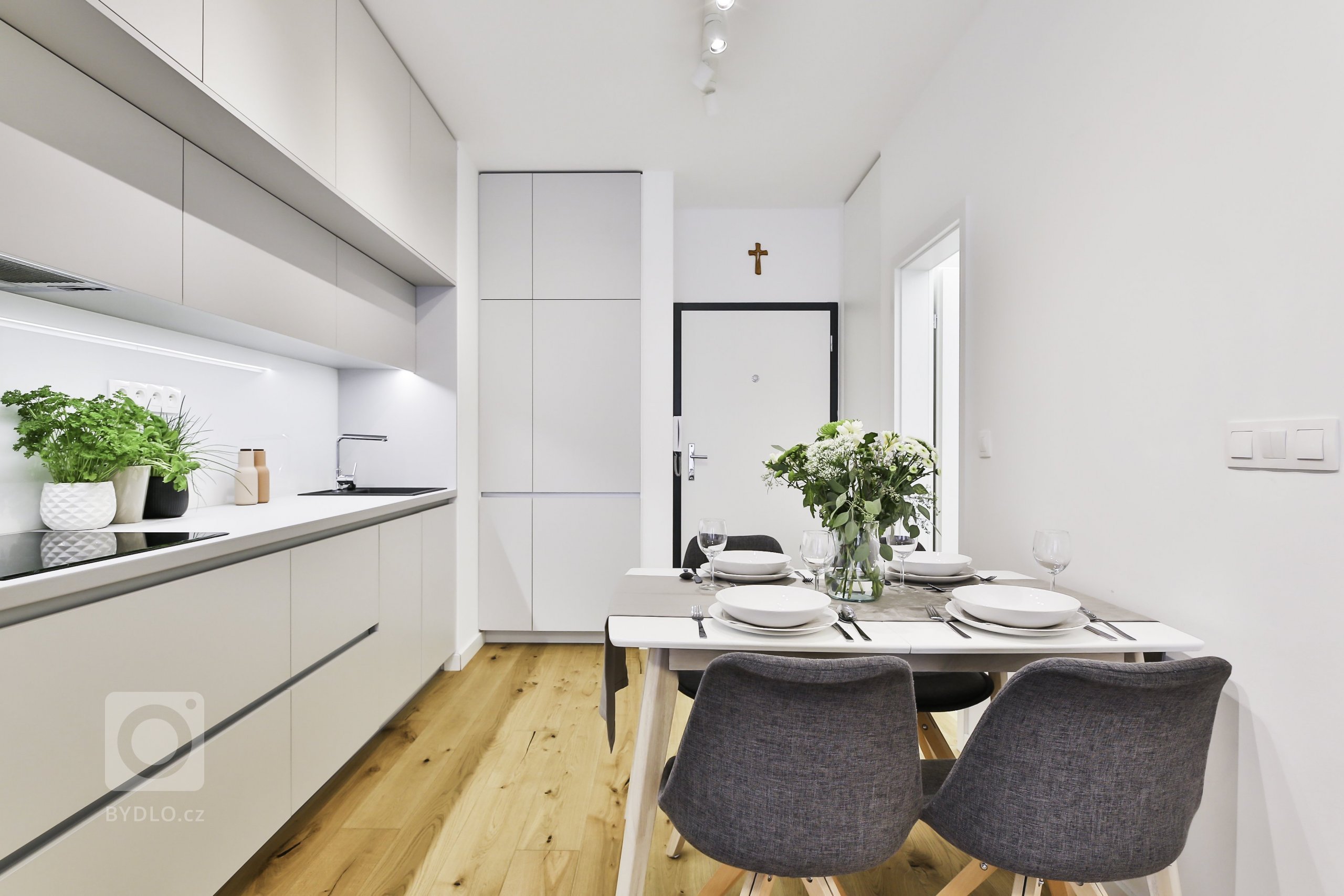 Pri tvorbe interiéru 1,5-izbového bytu v Slnečniciach pre mladý pár nám išlo hlavne o funkčnosť a moderný dizajn. Svetlé povrchy a materiály spolu s…