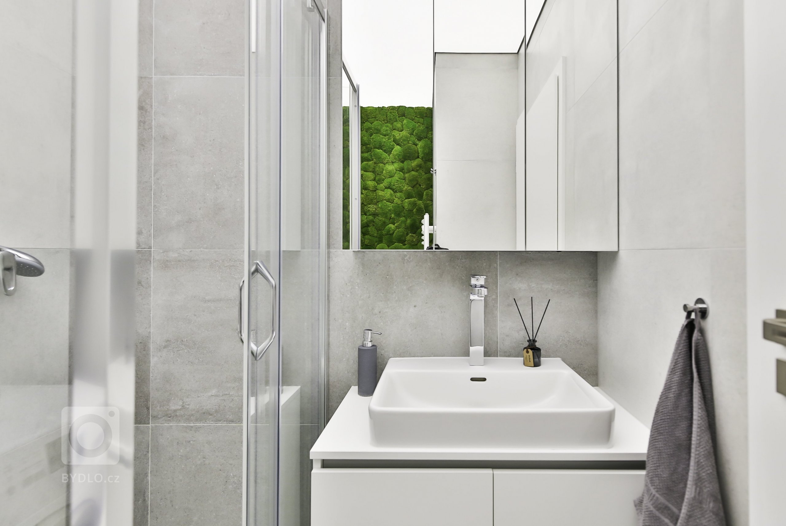 Pri tvorbe interiéru 1,5-izbového bytu v Slnečniciach pre mladý pár nám išlo hlavne o funkčnosť a moderný dizajn. Svetlé povrchy a materiály spolu s…