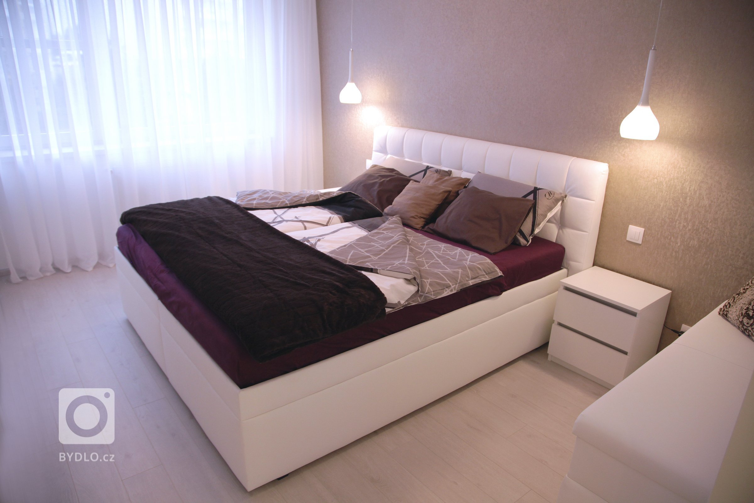 Interiér tohoto prostorného bytu v Bratislavě dýchá elegancí. Při tvorbě konceptu jsme velmi citlivě volili tonalitu barev a dbali na tvarovou a hmotovou…