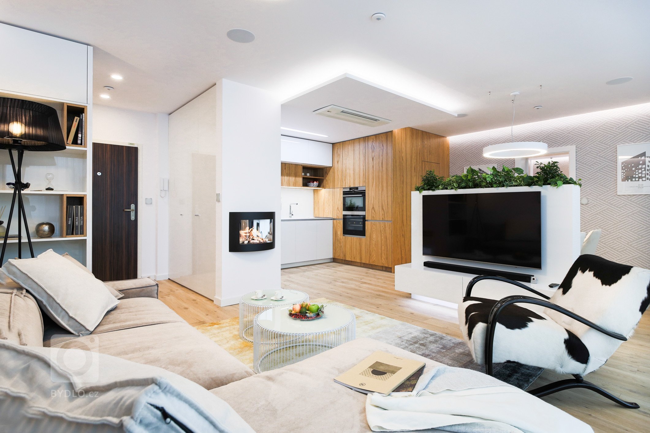 Predstavujeme Vám luxusný interiér bytu, v ktorom dominujú materiály ako dubová dyha, biely lesk a celkový dojem dotvára zvolená paleta príjemných textílií a…