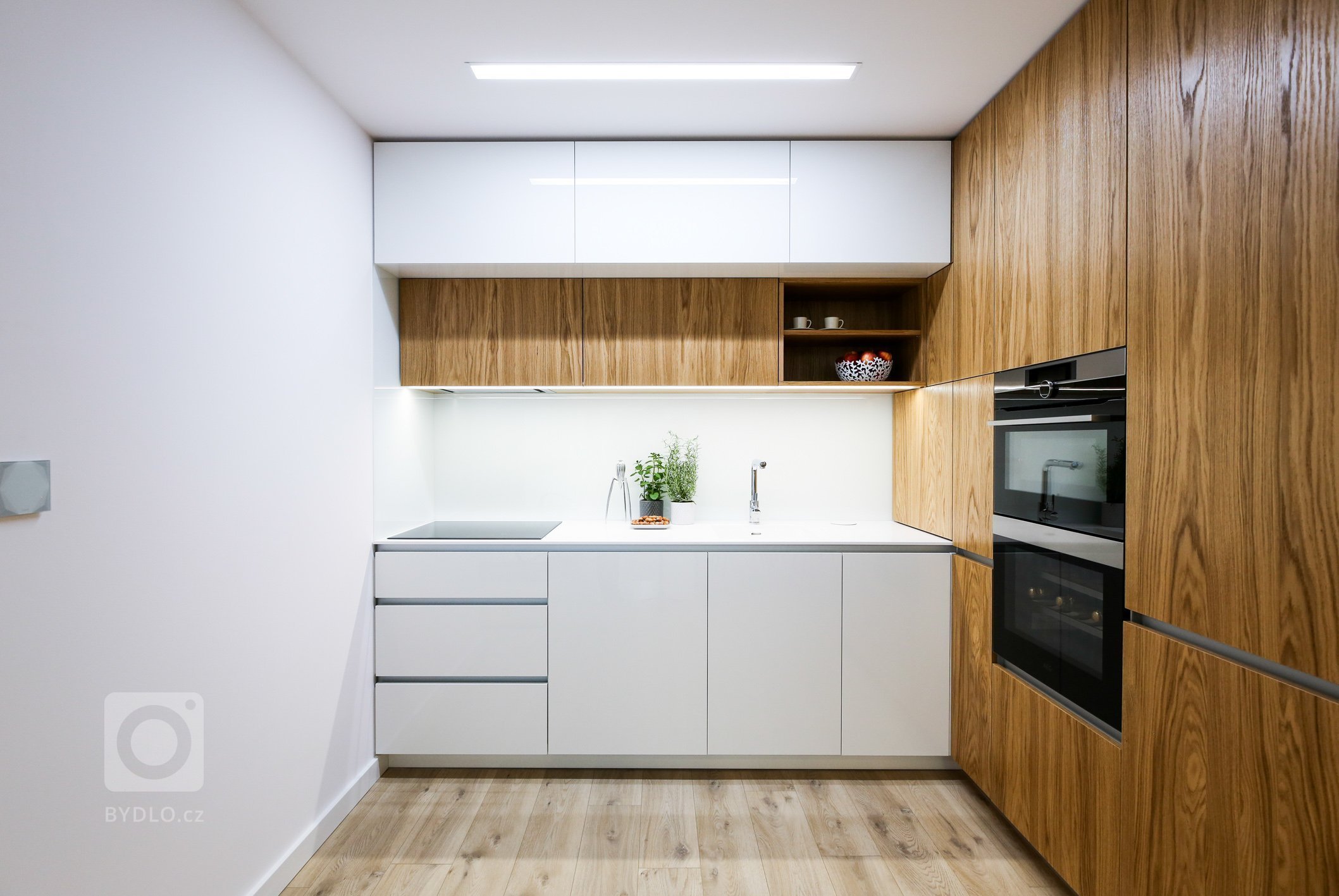 Predstavujeme Vám luxusný interiér bytu, v ktorom dominujú materiály ako dubová dyha, biely lesk a celkový dojem dotvára zvolená paleta príjemných textílií a…