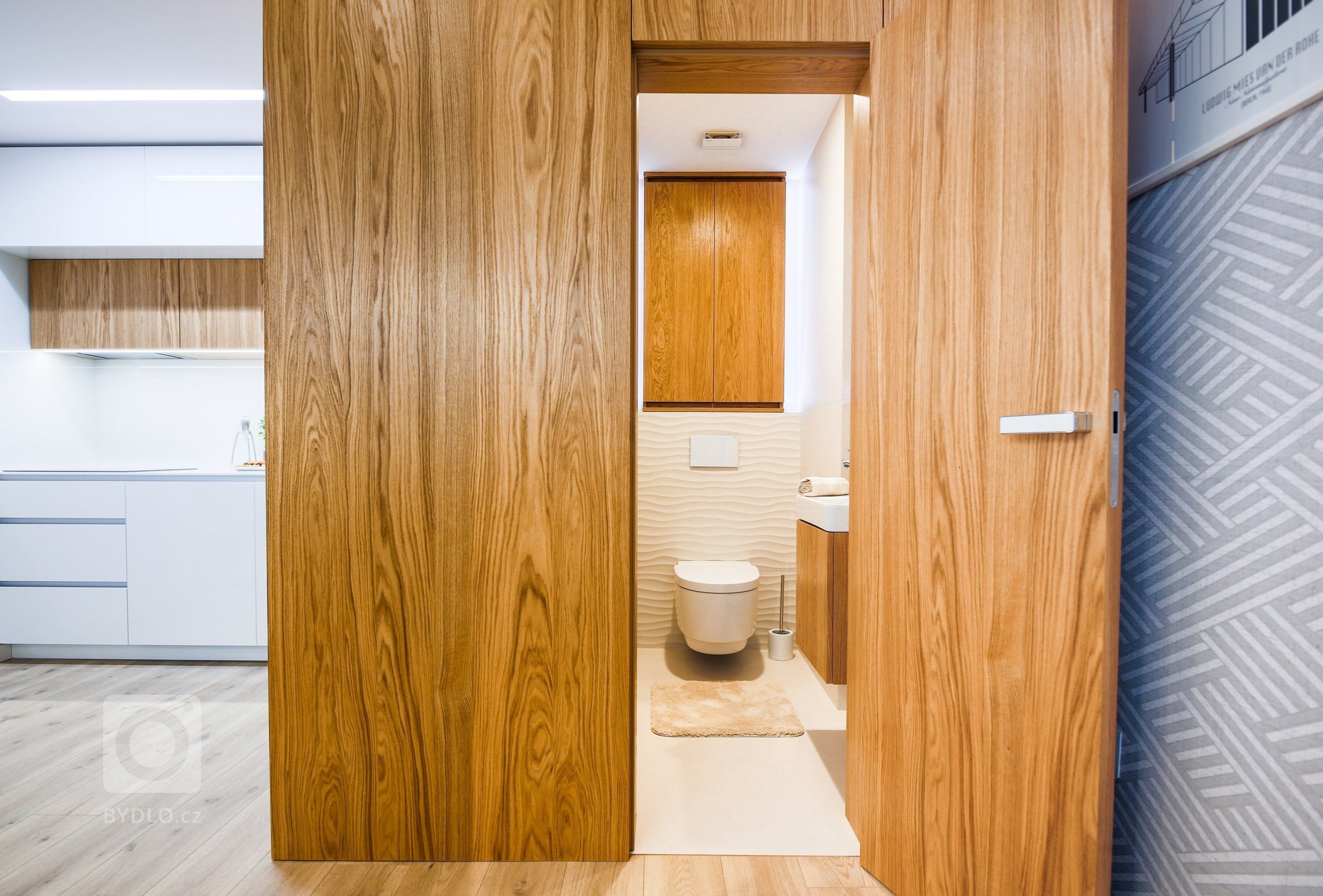 Predstavujeme Vám luxusný interiér bytu, v ktorom dominujú materiály ako dubová dyha, biely lesk a celkový dojem dotvára zvolená paleta príjemných textílií a…