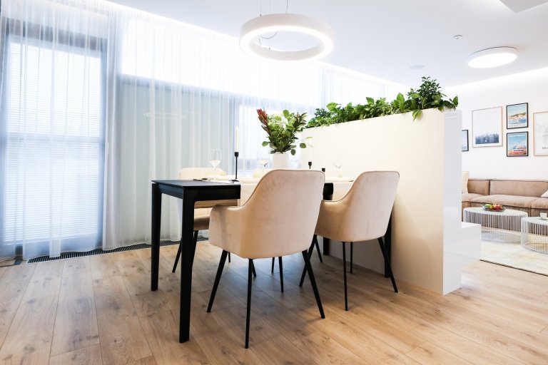 Predstavujeme Vám luxusný interiér bytu, v ktorom dominujú materiály ako dubová dyha, biely lesk a celkový dojem dotvára zvolená paleta príjemných textílií a…