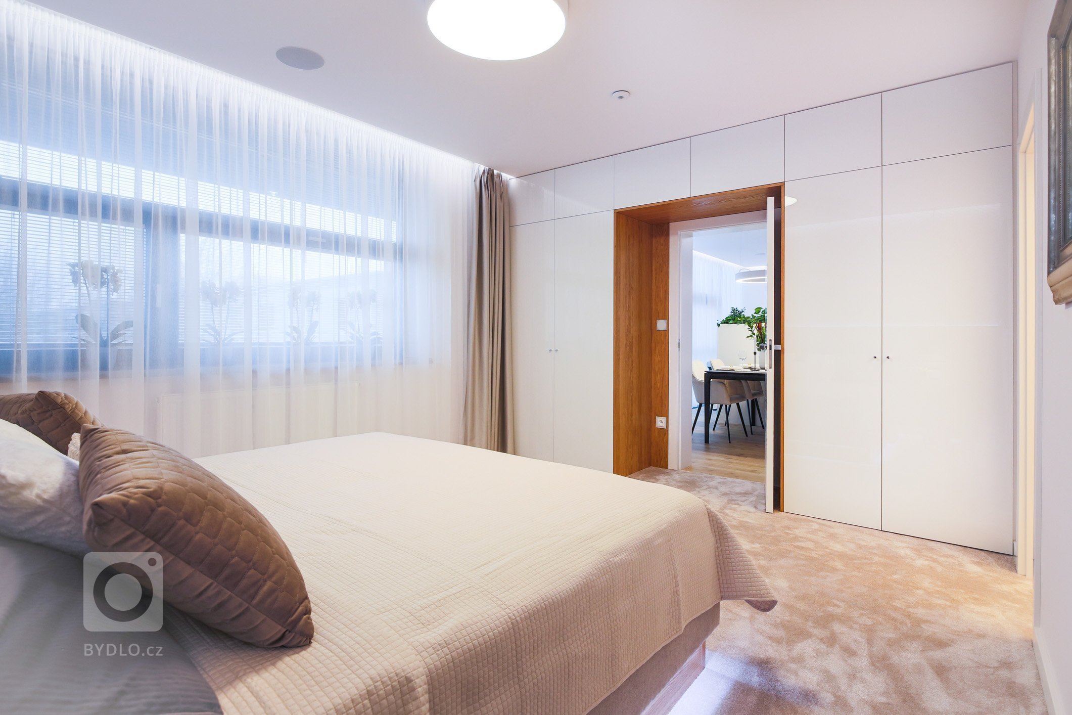 Predstavujeme Vám luxusný interiér bytu, v ktorom dominujú materiály ako dubová dyha, biely lesk a celkový dojem dotvára zvolená paleta príjemných textílií a…