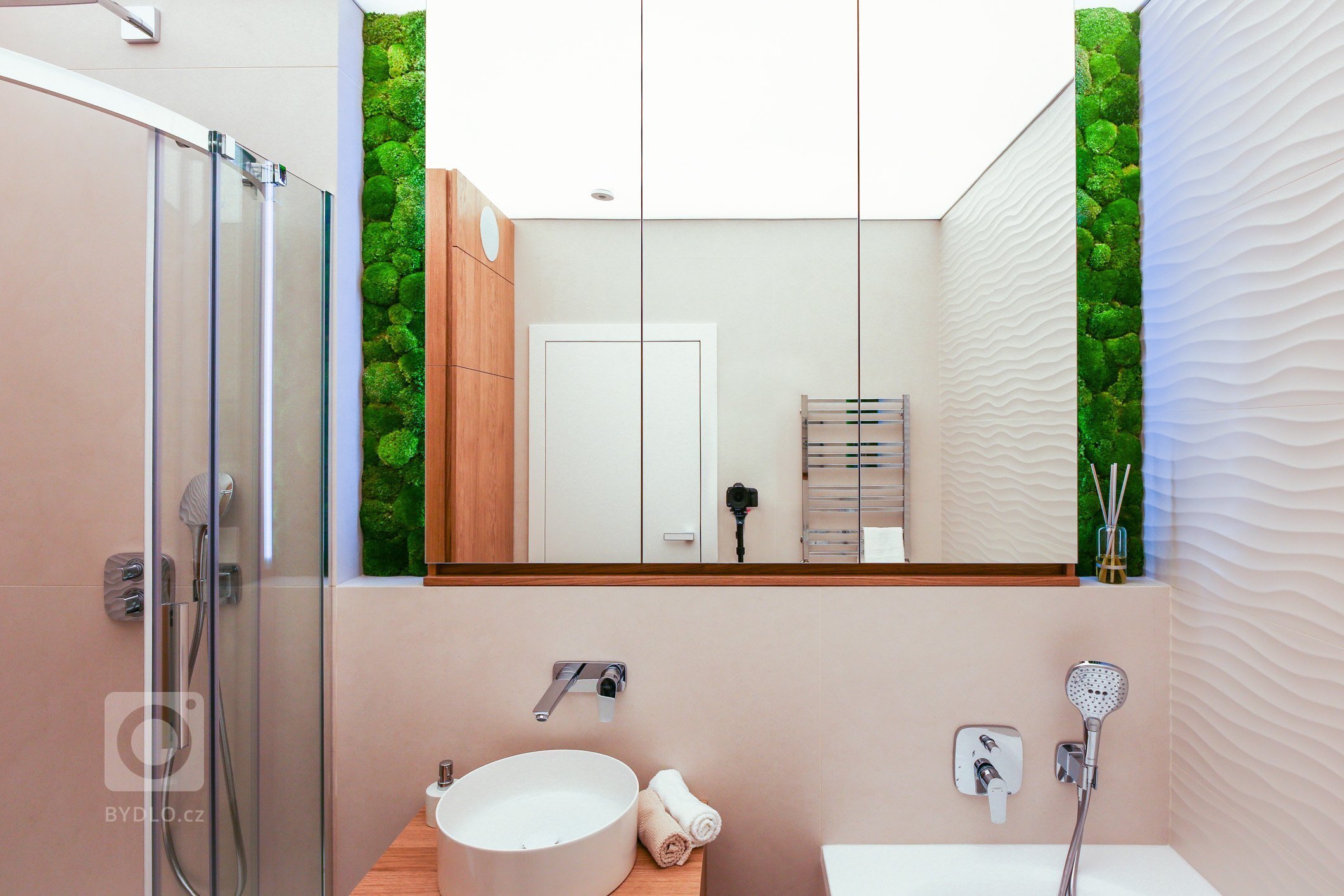 Predstavujeme Vám luxusný interiér bytu, v ktorom dominujú materiály ako dubová dyha, biely lesk a celkový dojem dotvára zvolená paleta príjemných textílií a…