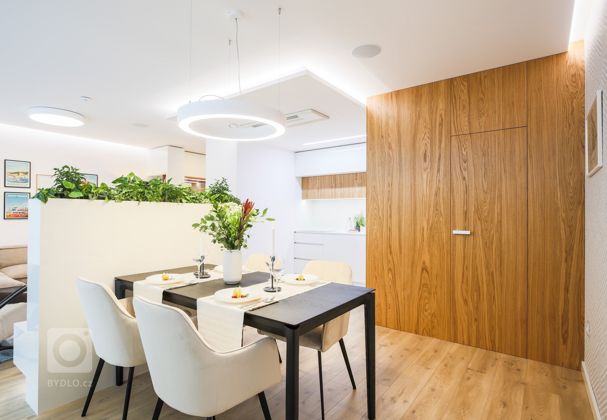 Predstavujeme Vám luxusný interiér bytu, v ktorom dominujú materiály ako dubová dyha, biely lesk a celkový dojem dotvára zvolená paleta príjemných textílií a…