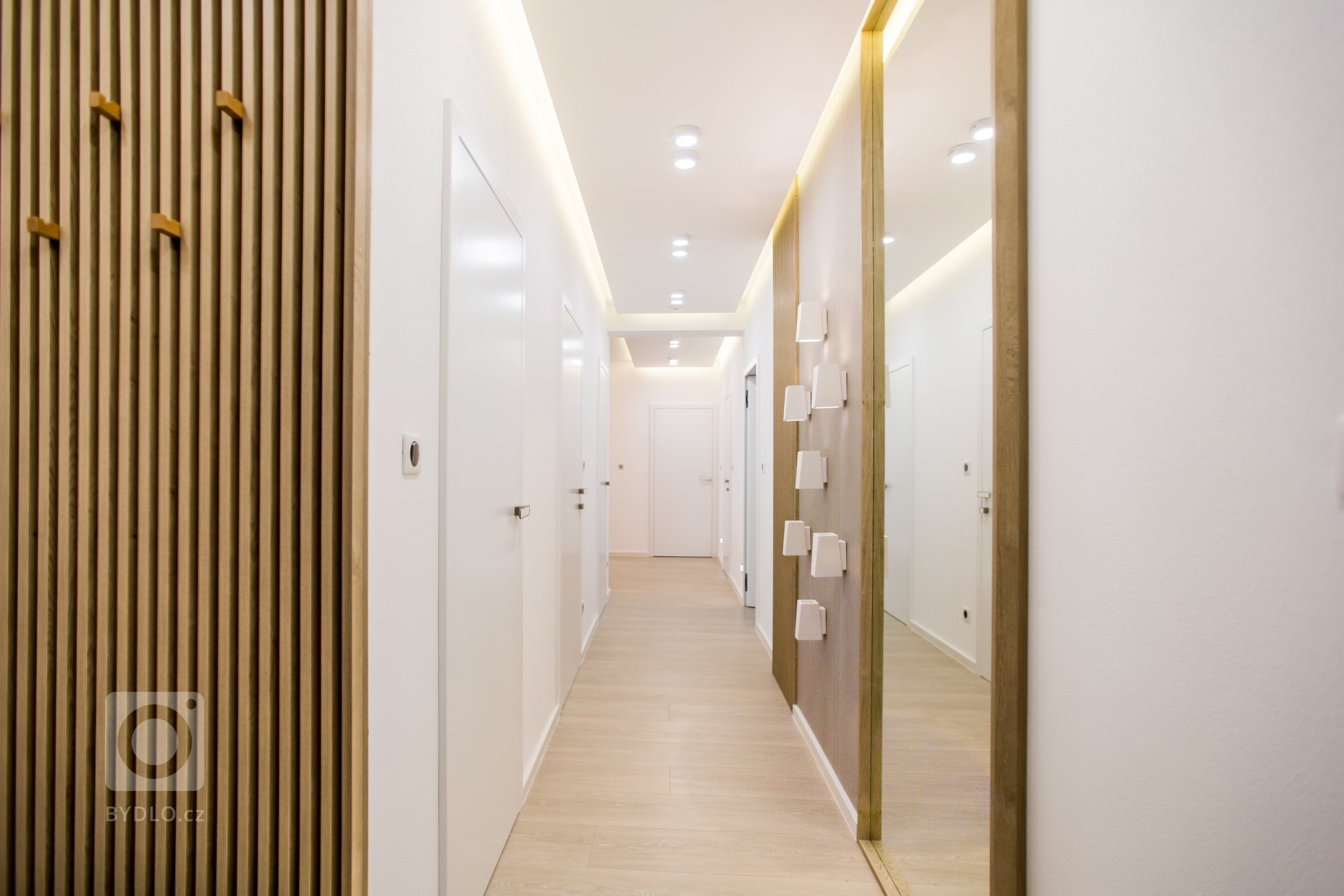 Moderní minimalistický interiér, pozrite si fotografie 4-izbového bytu v Banskej Bystrici, ktorý vznikol výnimočnou spoluprácou klienta s citom pre detail a…