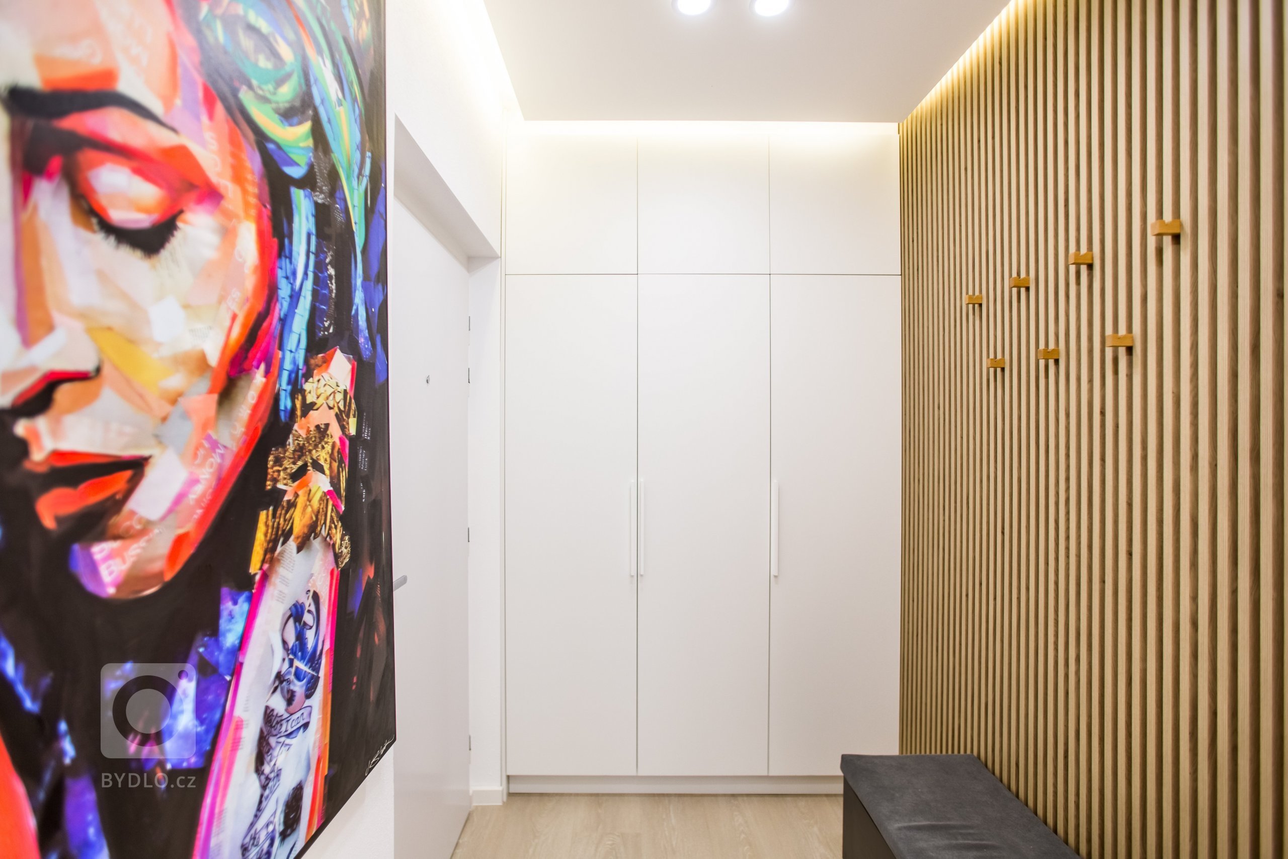 Moderní minimalistický interiér, pozrite si fotografie 4-izbového bytu v Banskej Bystrici, ktorý vznikol výnimočnou spoluprácou klienta s citom pre detail a…