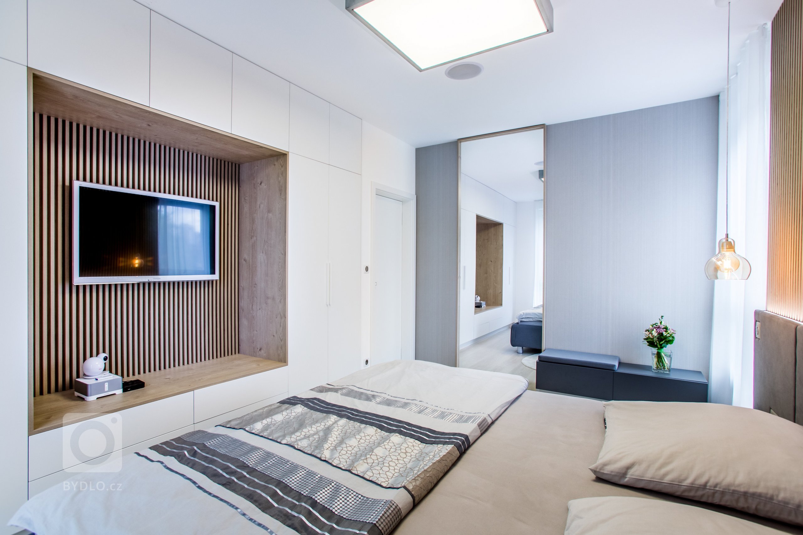 Moderní minimalistický interiér, pozrite si fotografie 4-izbového bytu v Banskej Bystrici, ktorý vznikol výnimočnou spoluprácou klienta s citom pre detail a…