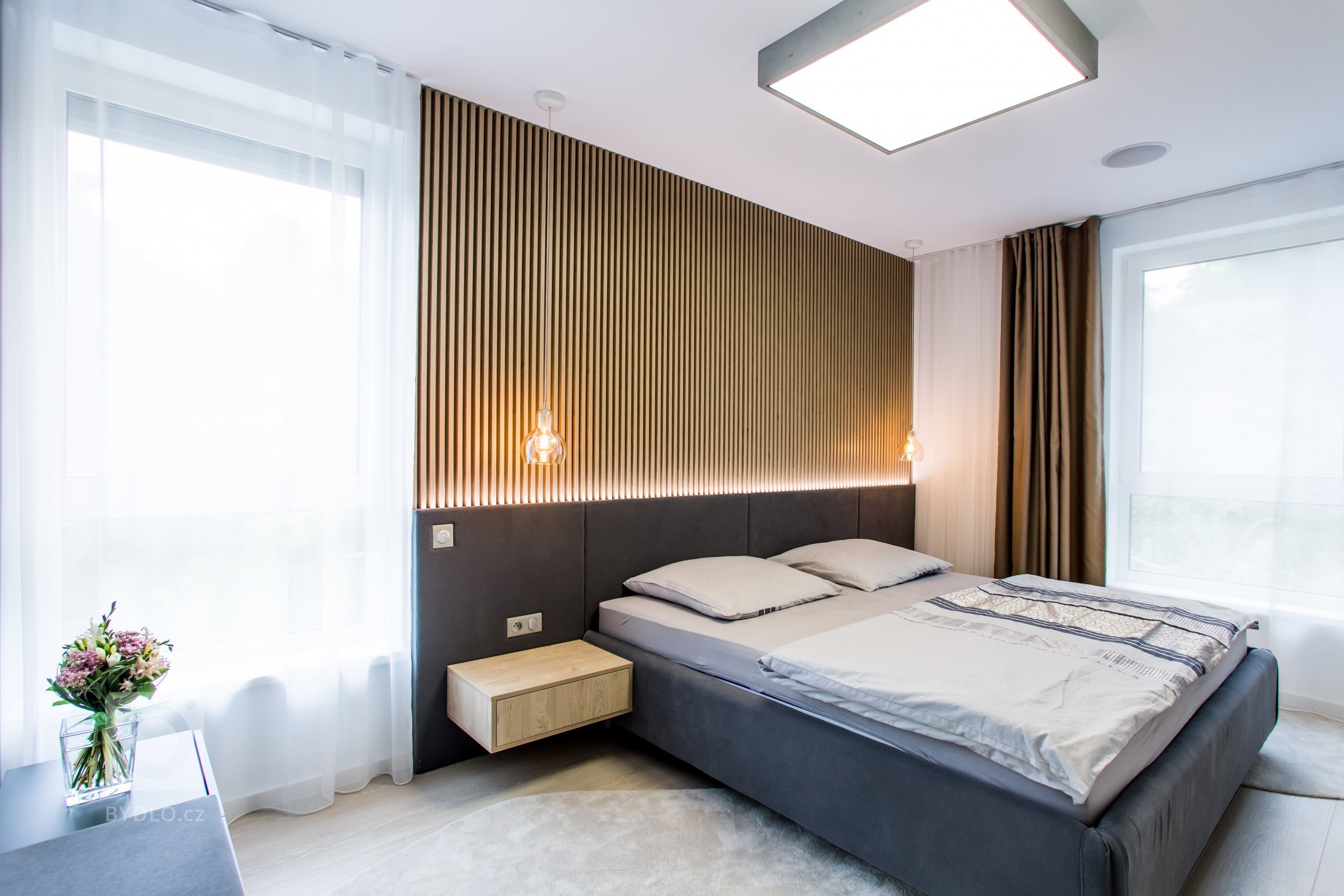 Moderní minimalistický interiér, pozrite si fotografie 4-izbového bytu v Banskej Bystrici, ktorý vznikol výnimočnou spoluprácou klienta s citom pre detail a…