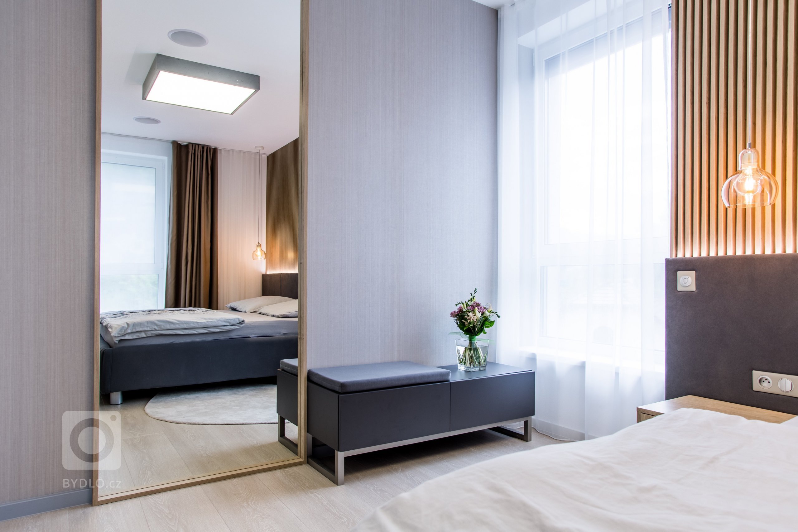 Moderní minimalistický interiér, pozrite si fotografie 4-izbového bytu v Banskej Bystrici, ktorý vznikol výnimočnou spoluprácou klienta s citom pre detail a…