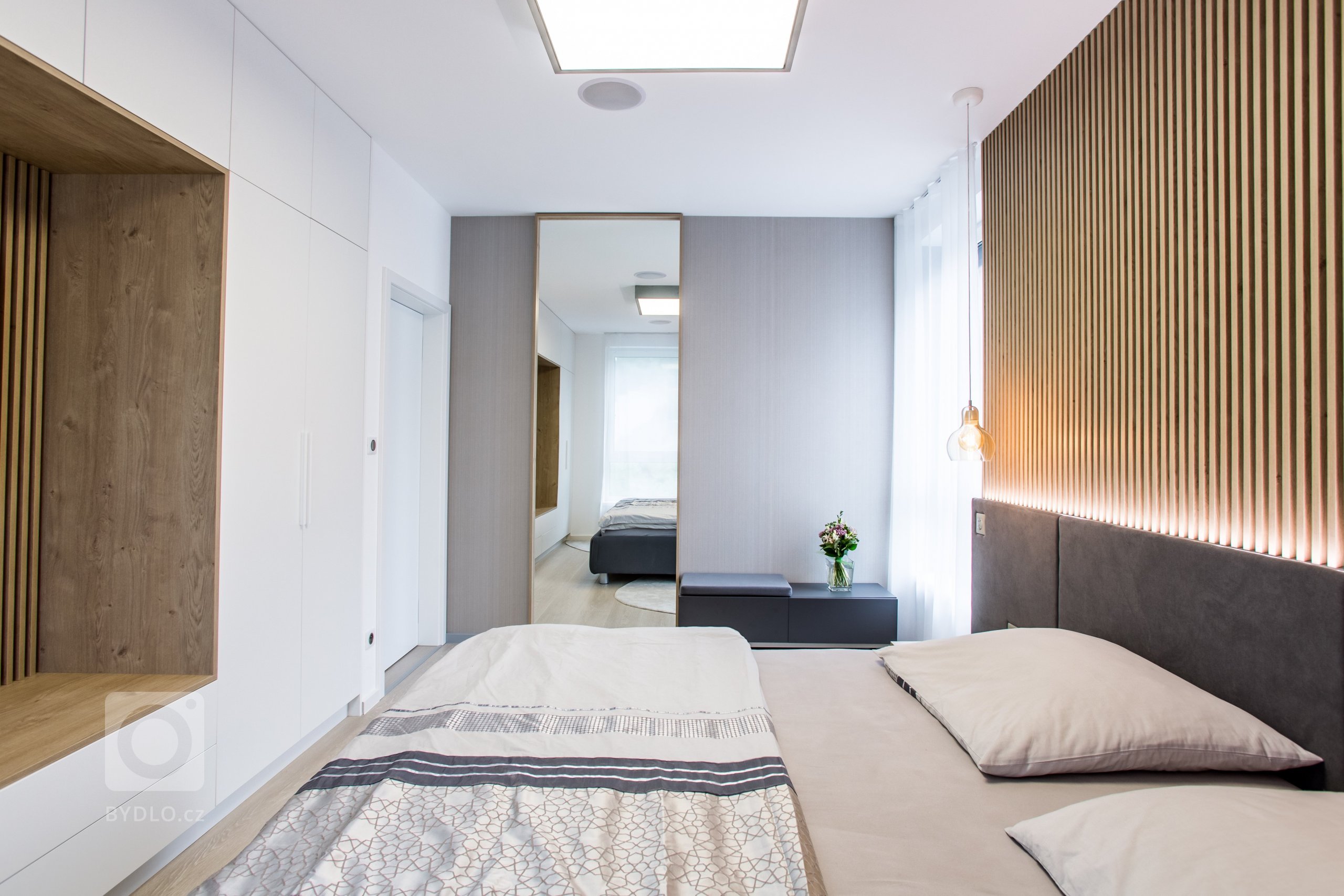 Moderní minimalistický interiér, pozrite si fotografie 4-izbového bytu v Banskej Bystrici, ktorý vznikol výnimočnou spoluprácou klienta s citom pre detail a…