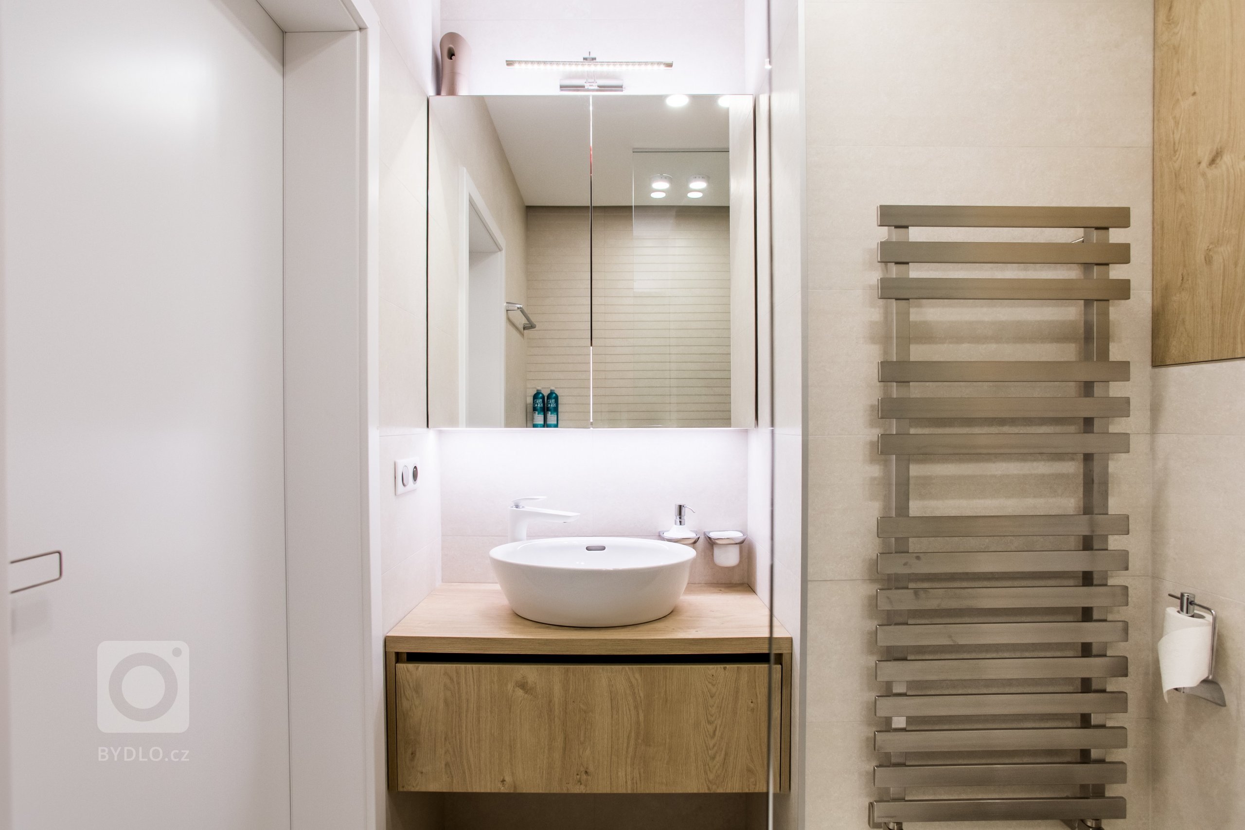 Moderní minimalistický interiér, pozrite si fotografie 4-izbového bytu v Banskej Bystrici, ktorý vznikol výnimočnou spoluprácou klienta s citom pre detail a…