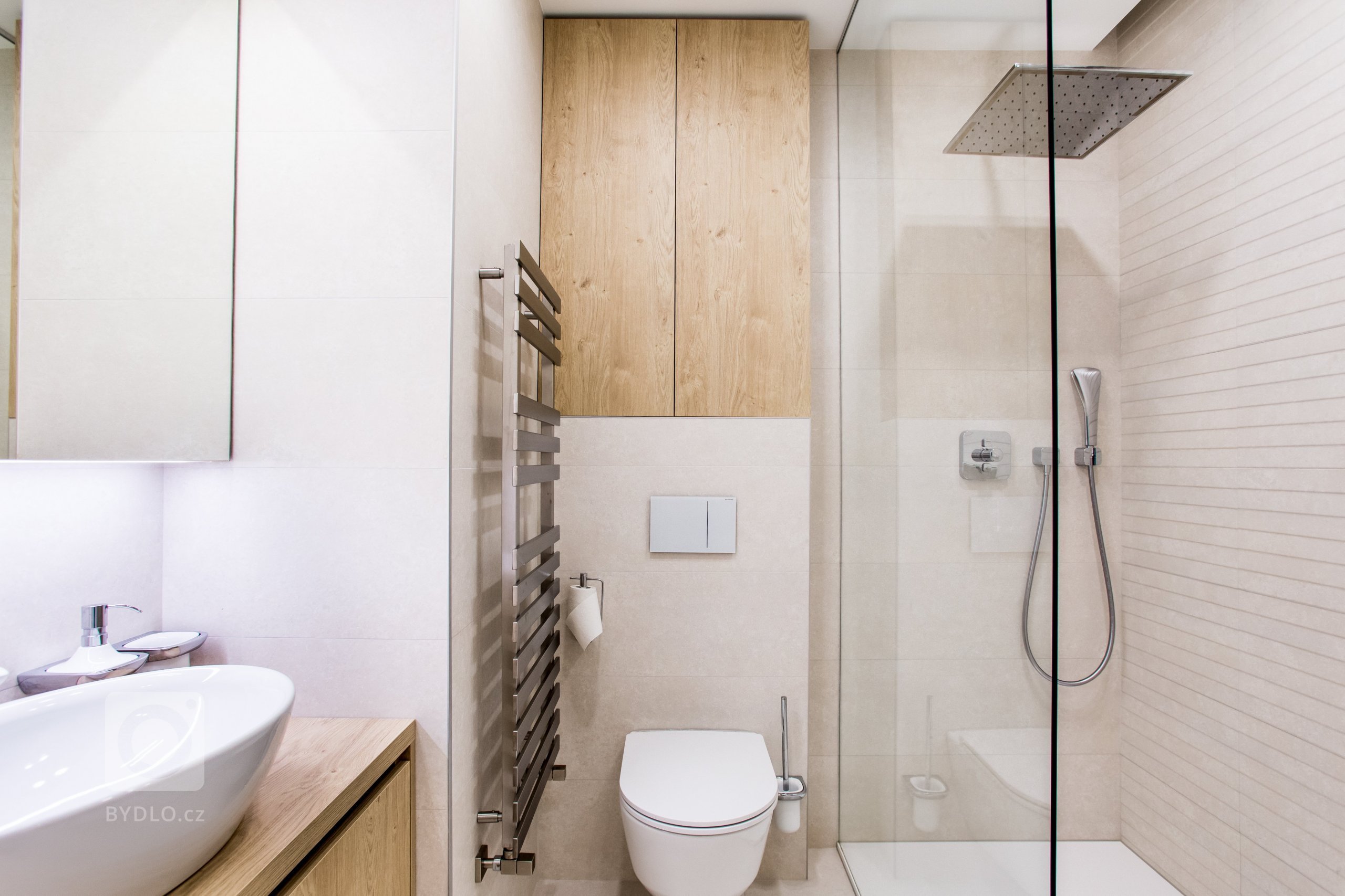 Moderní minimalistický interiér, pozrite si fotografie 4-izbového bytu v Banskej Bystrici, ktorý vznikol výnimočnou spoluprácou klienta s citom pre detail a…