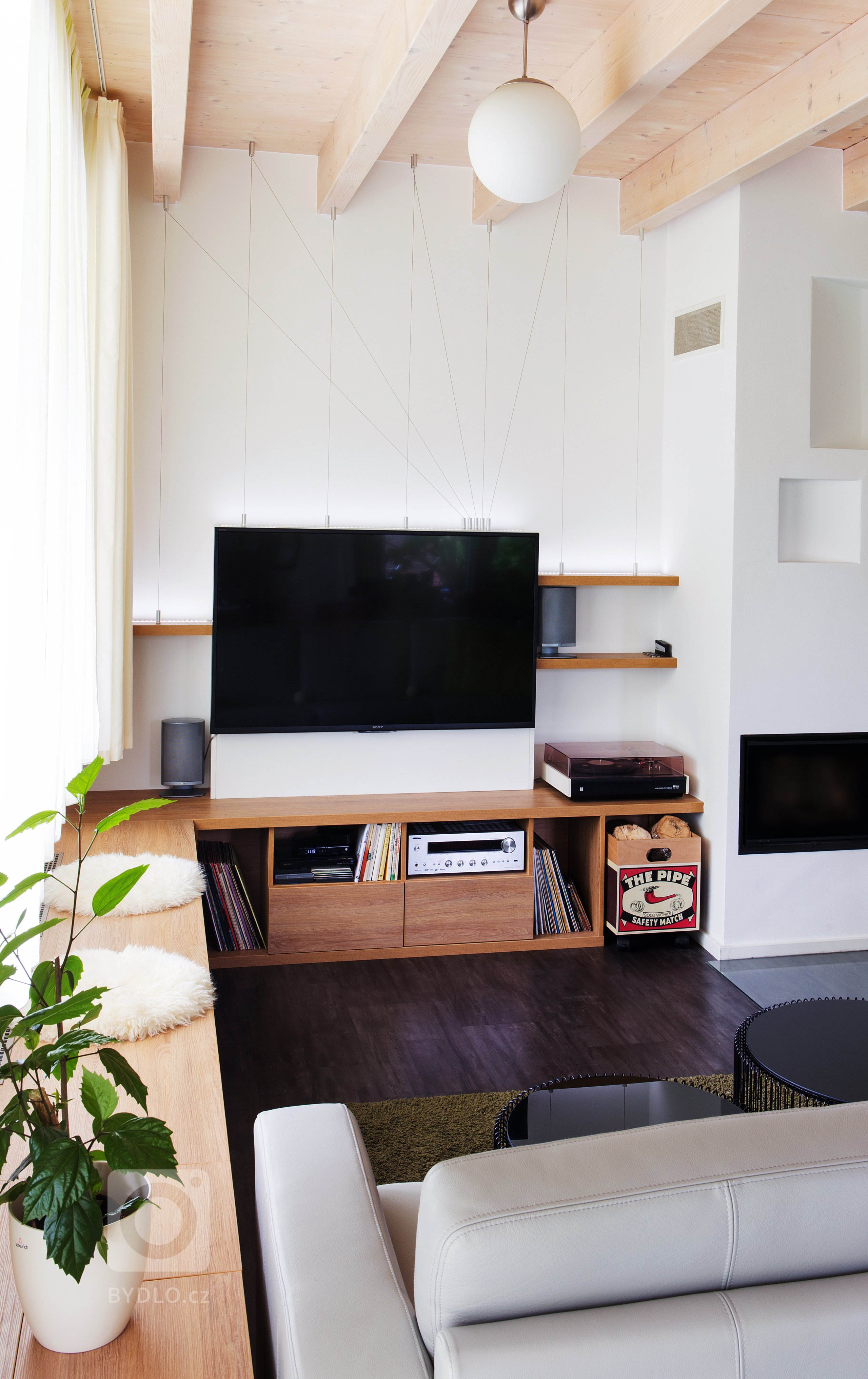 OBÝVACÍ POKOJ A OCELOVÁ LANKA

Zadáním klientů bylo vytvořit lavici pod oknem, která by splňovala funkci sezení při větším počtu návštěvníků a zároveň využít…