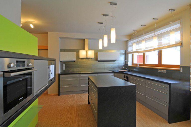 Kuchyně je v kombinaci stříbrné, antracitové a limetkově zelené na oživení interiéru. 