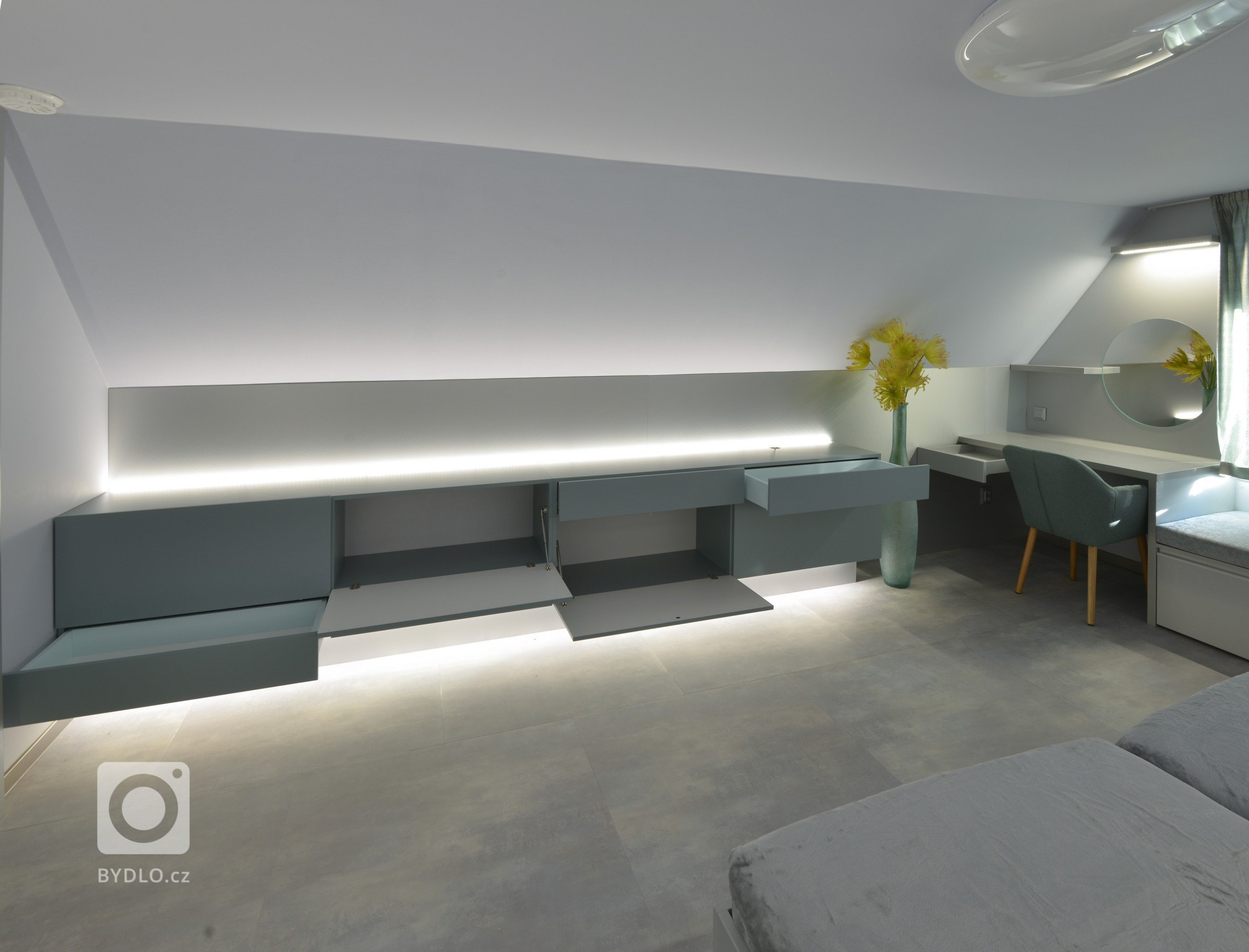 Komoda nabízí jak prostor na umístění televize, tak spoustu úložného prostoru uvnitř.