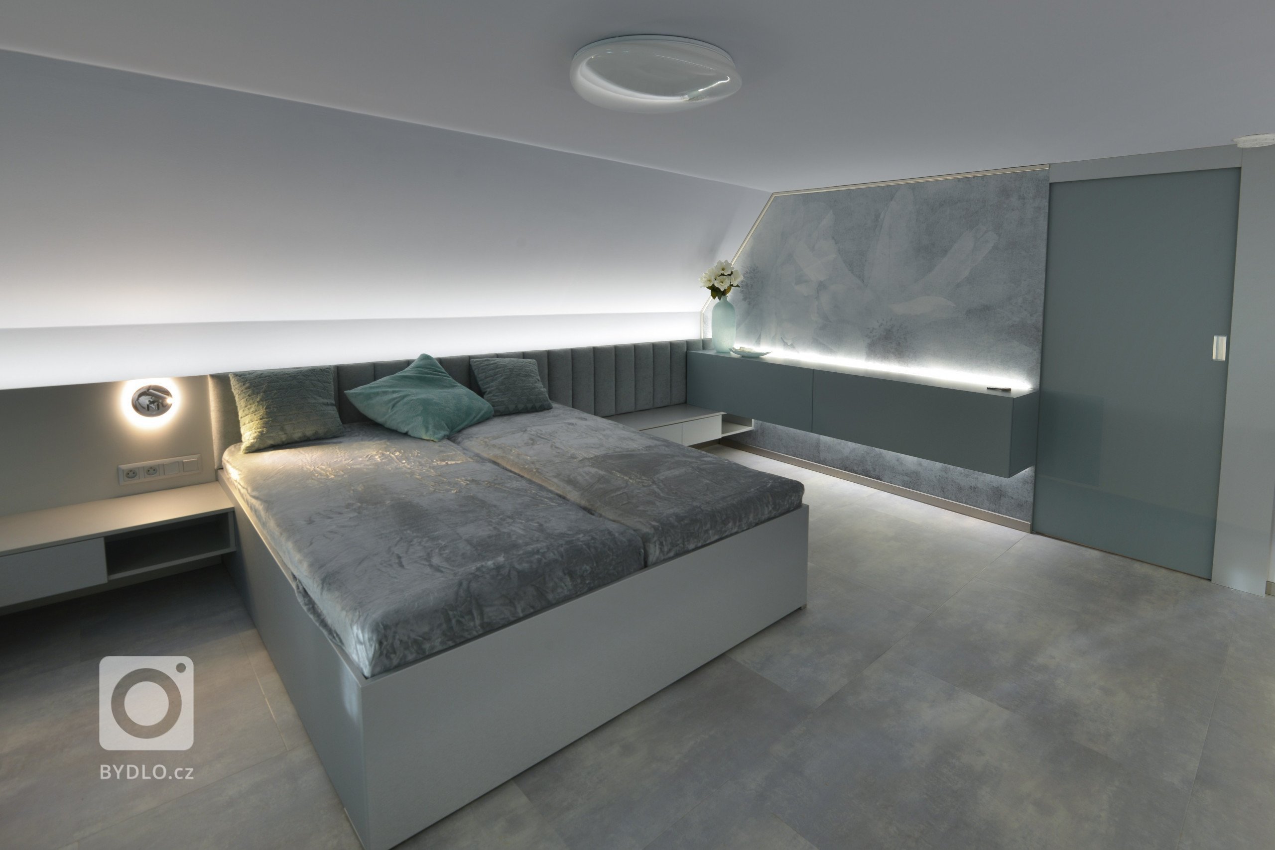 V interiéru jsem si pohrála s různými možnostmi osvětlení. Dveře jsou posuvné za nově vytvořenou předstěnu a vstupuje se jimi do šatny.