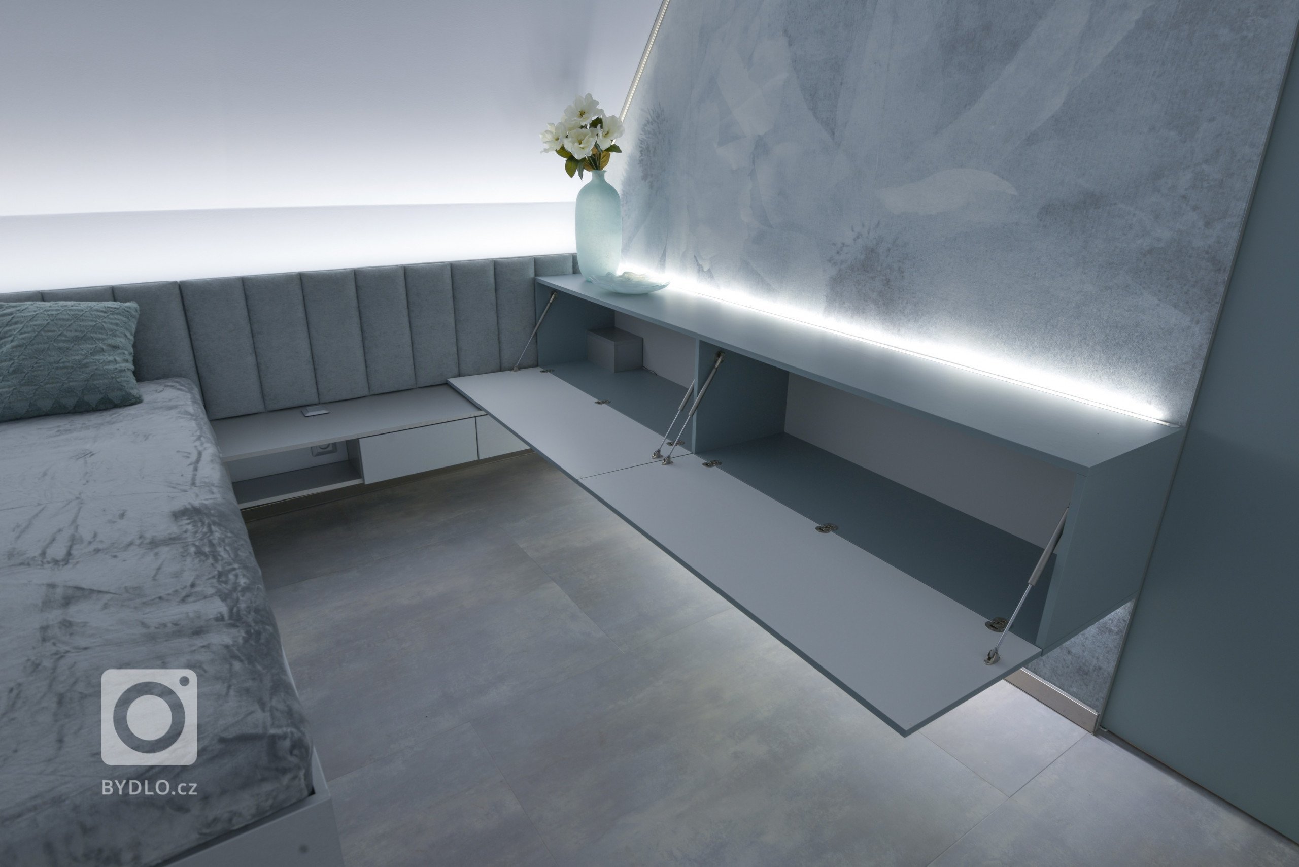 Vybavení komody, děláno hlavně na ložní prádlo.