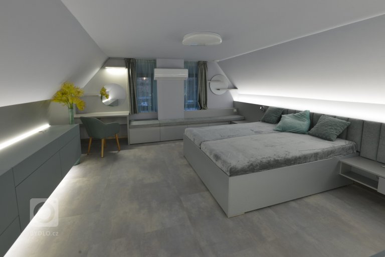 Celkový pohled na ložnici s čalouněnou postelí  s led osvětlením a úložným prostorem. 