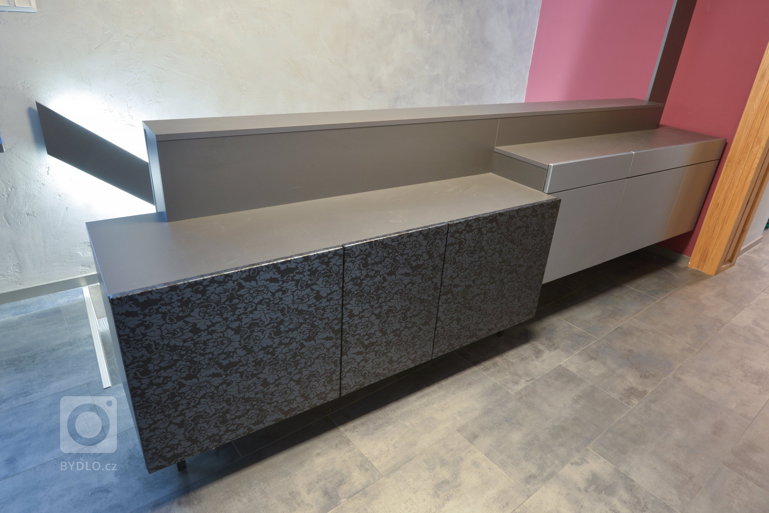 Komoda ve vrchní chodbě, v době focení, ještě nebyl umístěný dělicí prvek. 