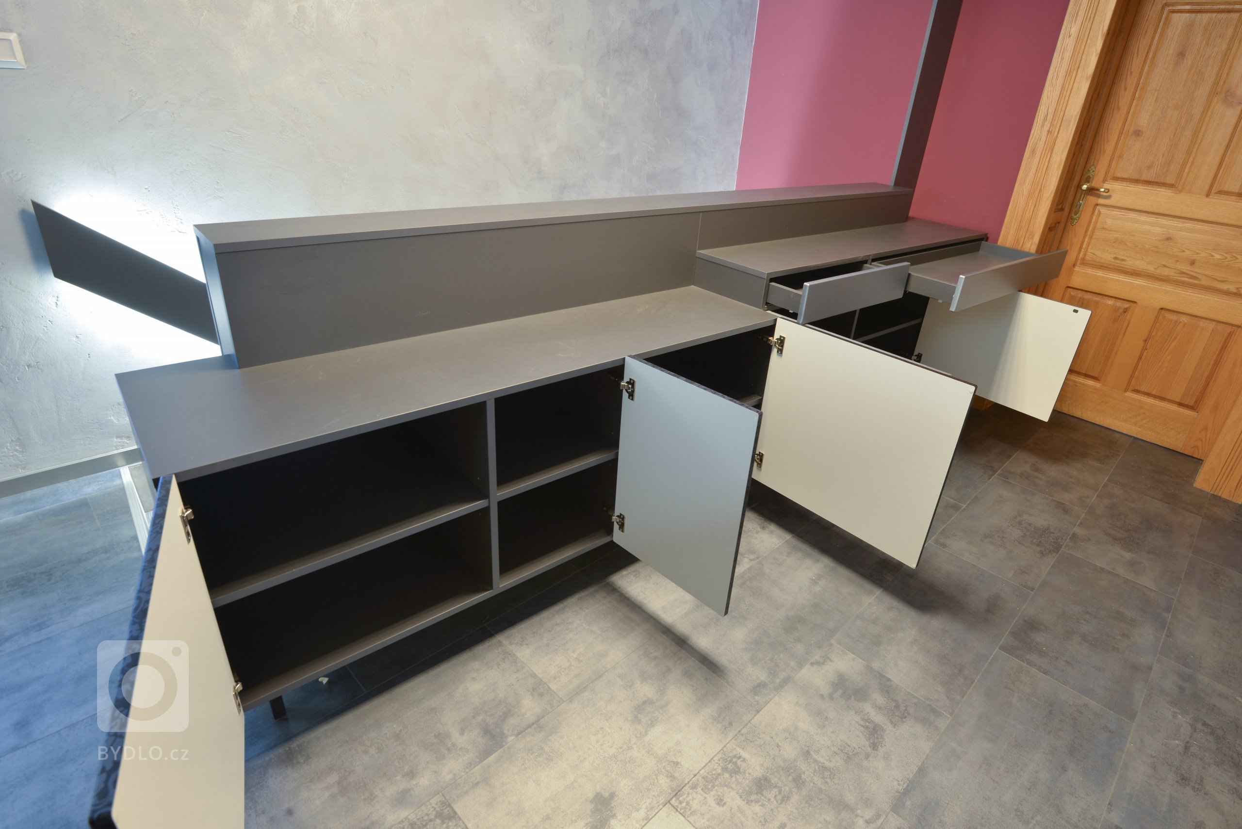 Komoda a její vnitřní uspořádání. 