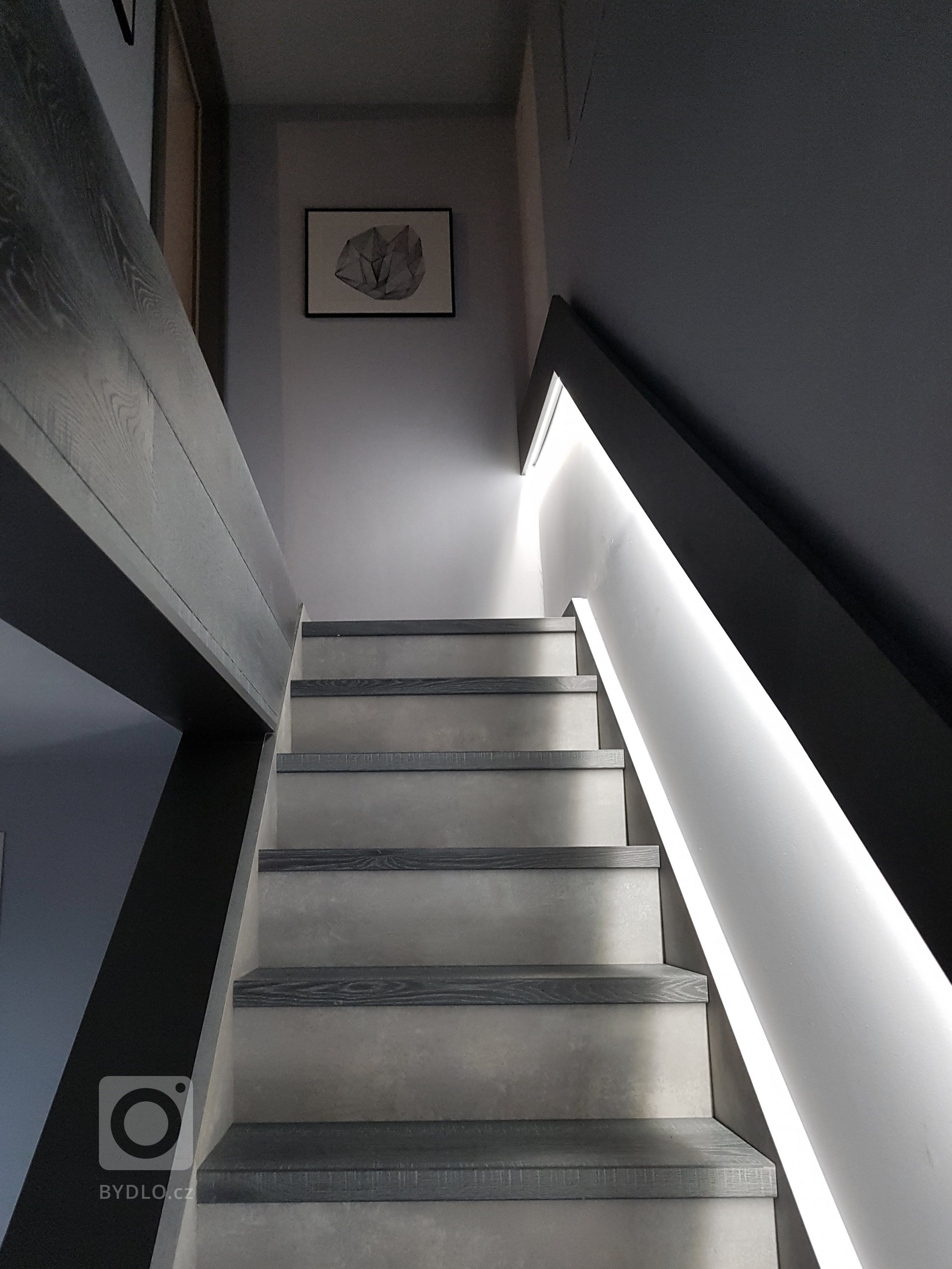 Schodiště z 1 NP do podkroví včt. osvětlení v madle směrem dolu na schodišťové stupně.