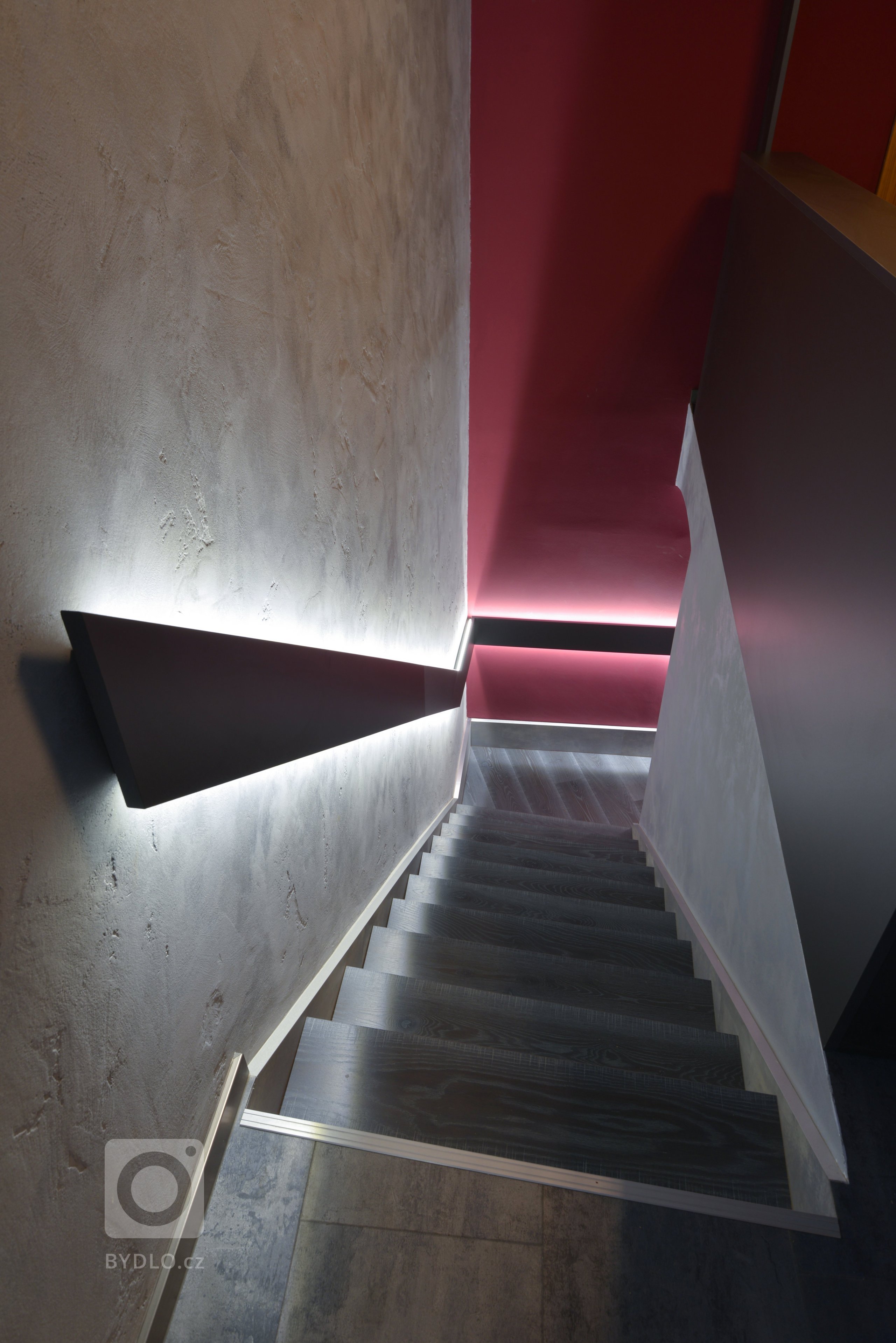 Podhled na nové schodiště včt. osvětlení z 1 NP do přízemí.