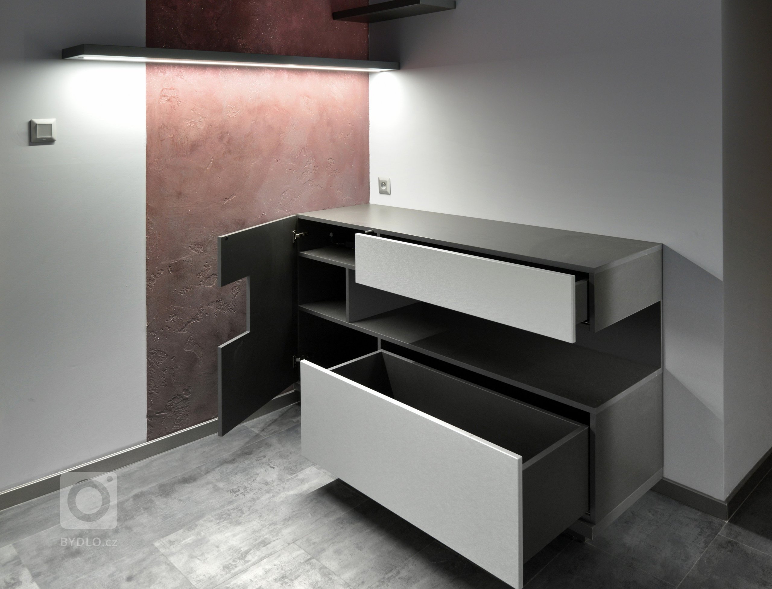 Atypická komoda. Komody mě baví.