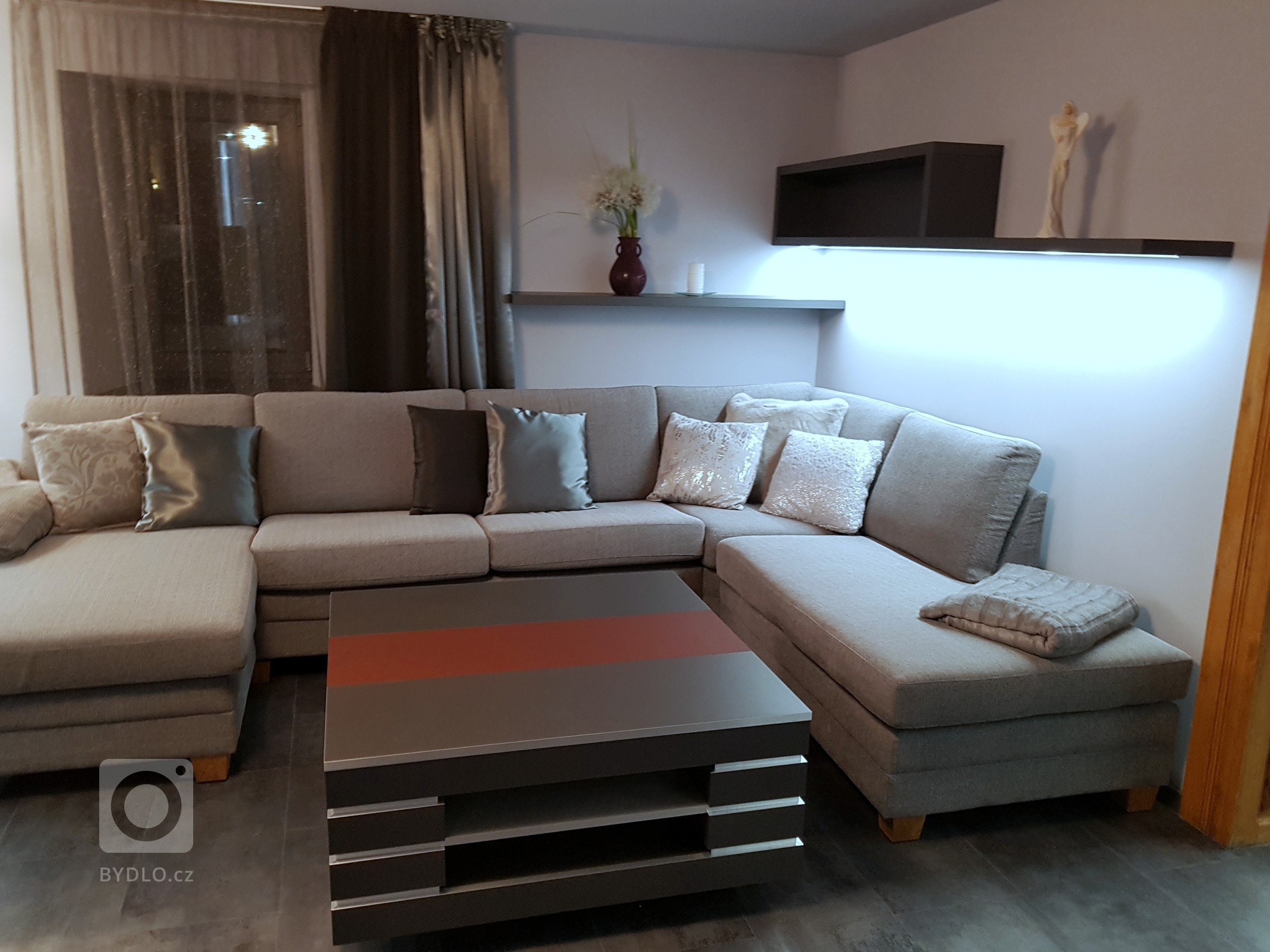 Základní požadavkem majitelky bylo moderní provedení v dohodnutých barvách a co největší možná sedací souprava. Sedačka je v šedé barvě. Jedná se o soupravu,…