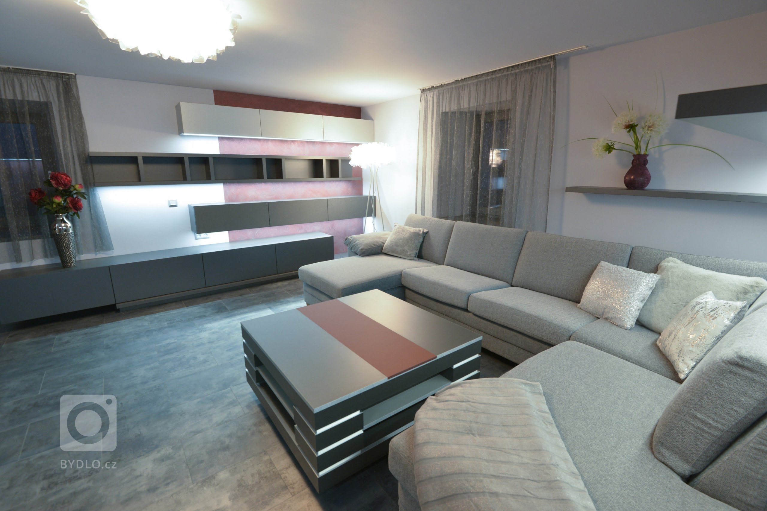 Základní požadavkem majitelky bylo moderní provedení v dohodnutých barvách a co největší možná sedací souprava. Sedačka je v šedé barvě. Jedná se o soupravu,…