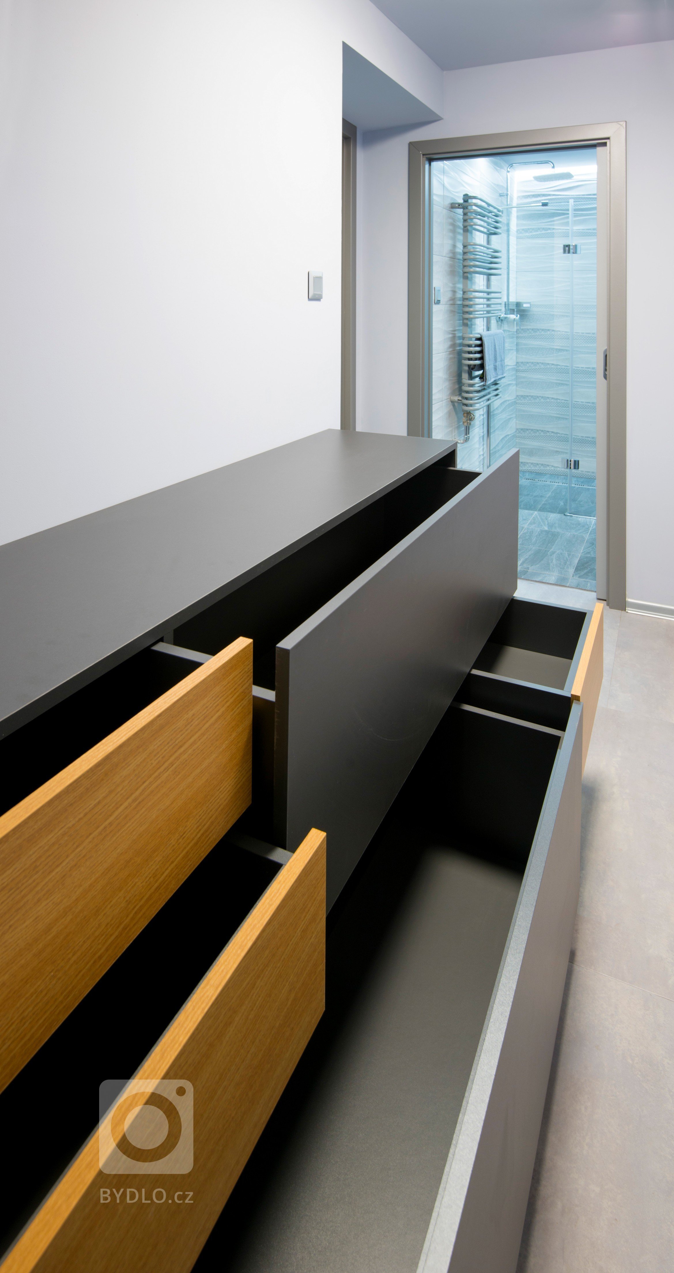 Komoda ve vstupní chodbě na ručníky aj. potřeby do koupelny. Komody dělám ráda.