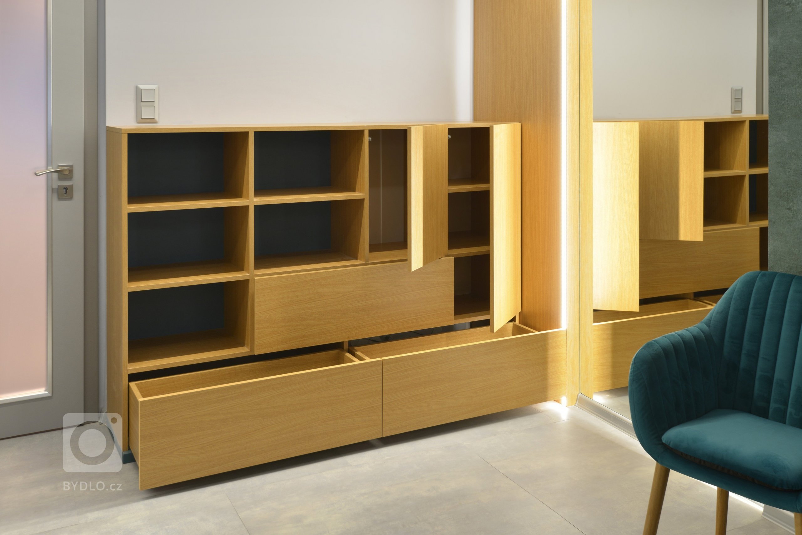 Komoda s úložným prostorem a knihovnou.