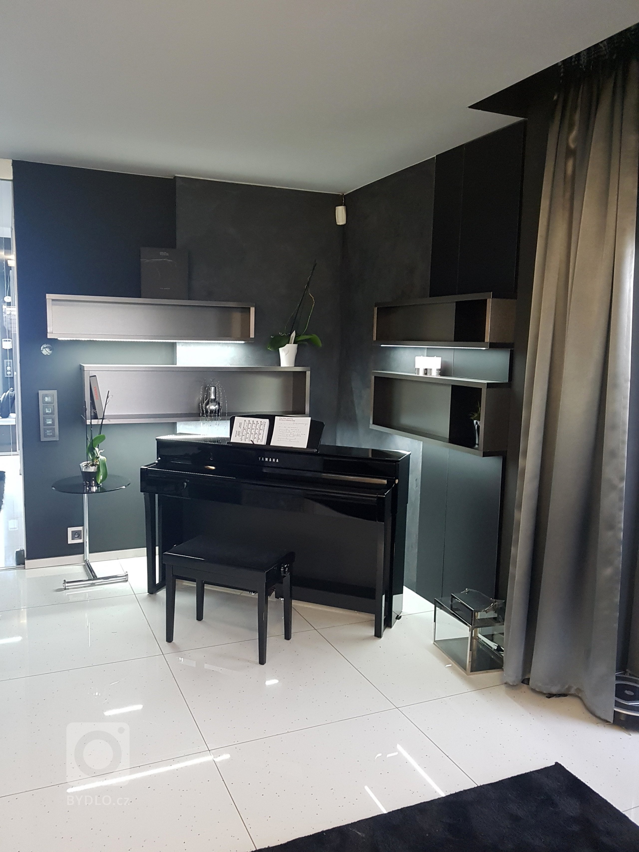 Na levé stěně tohoto koutu je skrytý stavení výklenek s nově vzniklým úložným prostorem a majitelka si přála něco na knihy, ale zase ne moc, aby to nerušilo, tak tedy pouze pár regálků. 