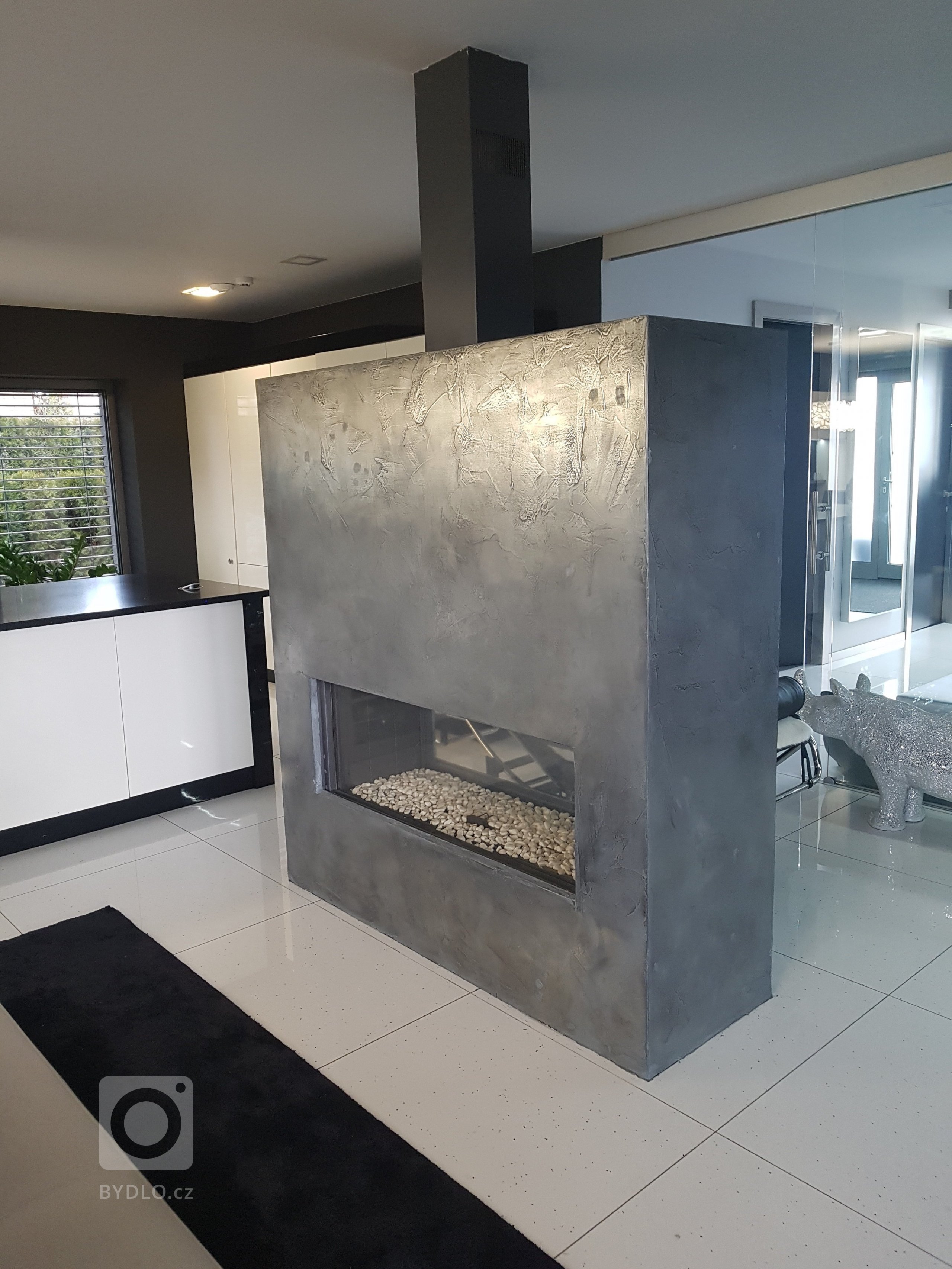 Na krb jsme použili zcela novou kovovou techniku firmy Dekor Italia, která navozuje vysoce lesklý kovový dekor. 