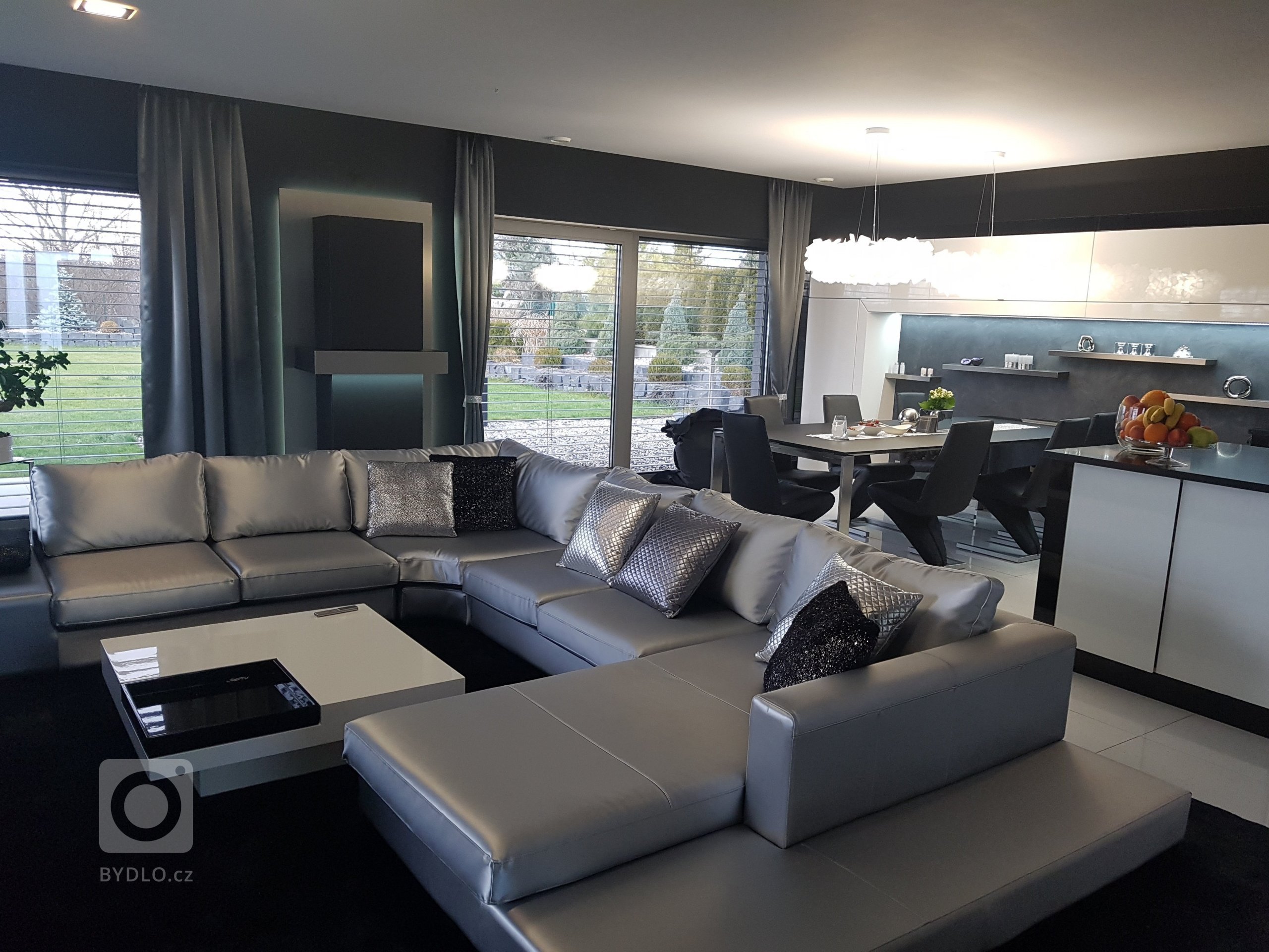 Pokračování černo-stříbrného provedení. V obýváku jsme starší bílou sedačku nechali nově očalounit do stříbrné krásné koženky. Bílé stěny jsme přemalovali…