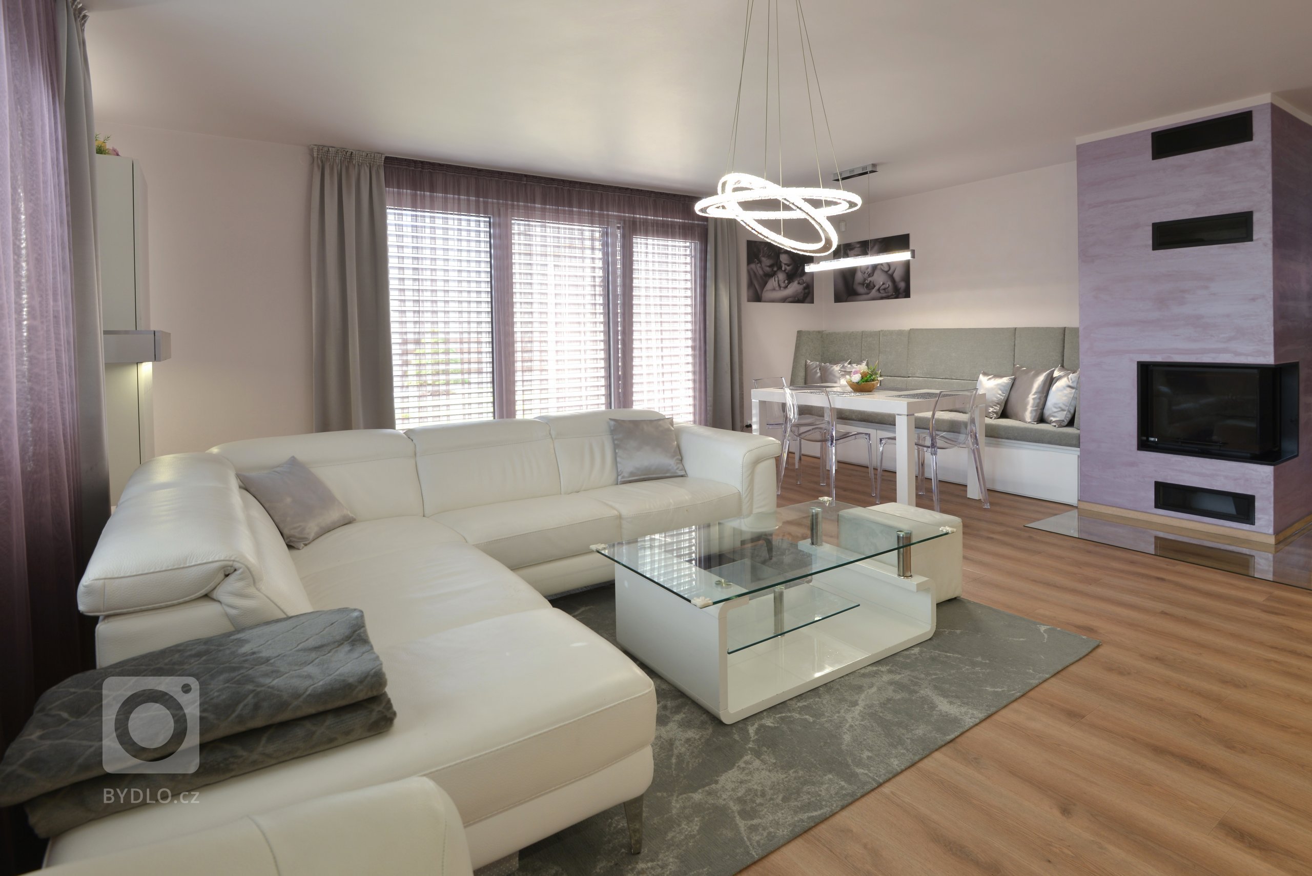 Klienti jsou mladá rodina, která toužila po moderním, čistém, ale i romantickém interiéru.

Základním požadavkem bylo vše v bílé v kombinaci s fialkovo-růžovou…