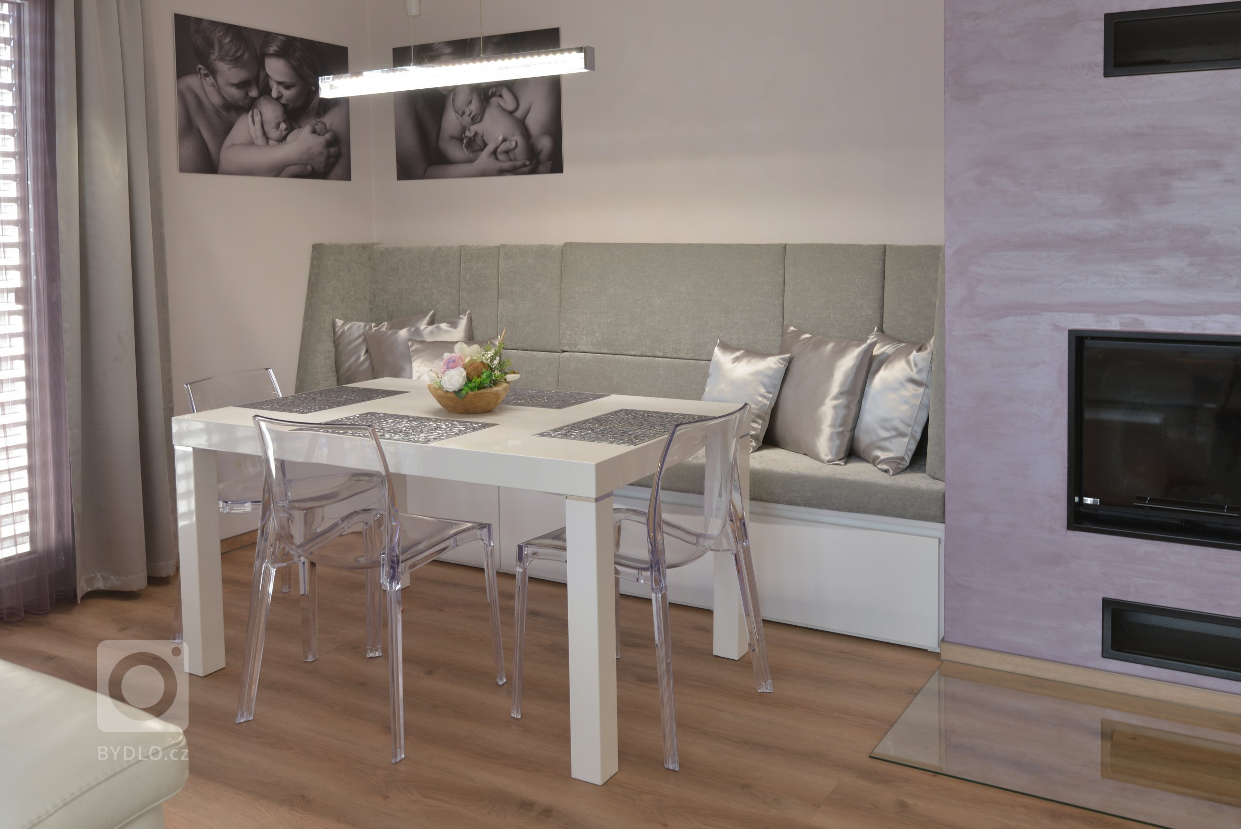 Lavice je s úložným prostorem na odkládání hraček. Sestavu odlehčují průhledné plastové židle. 