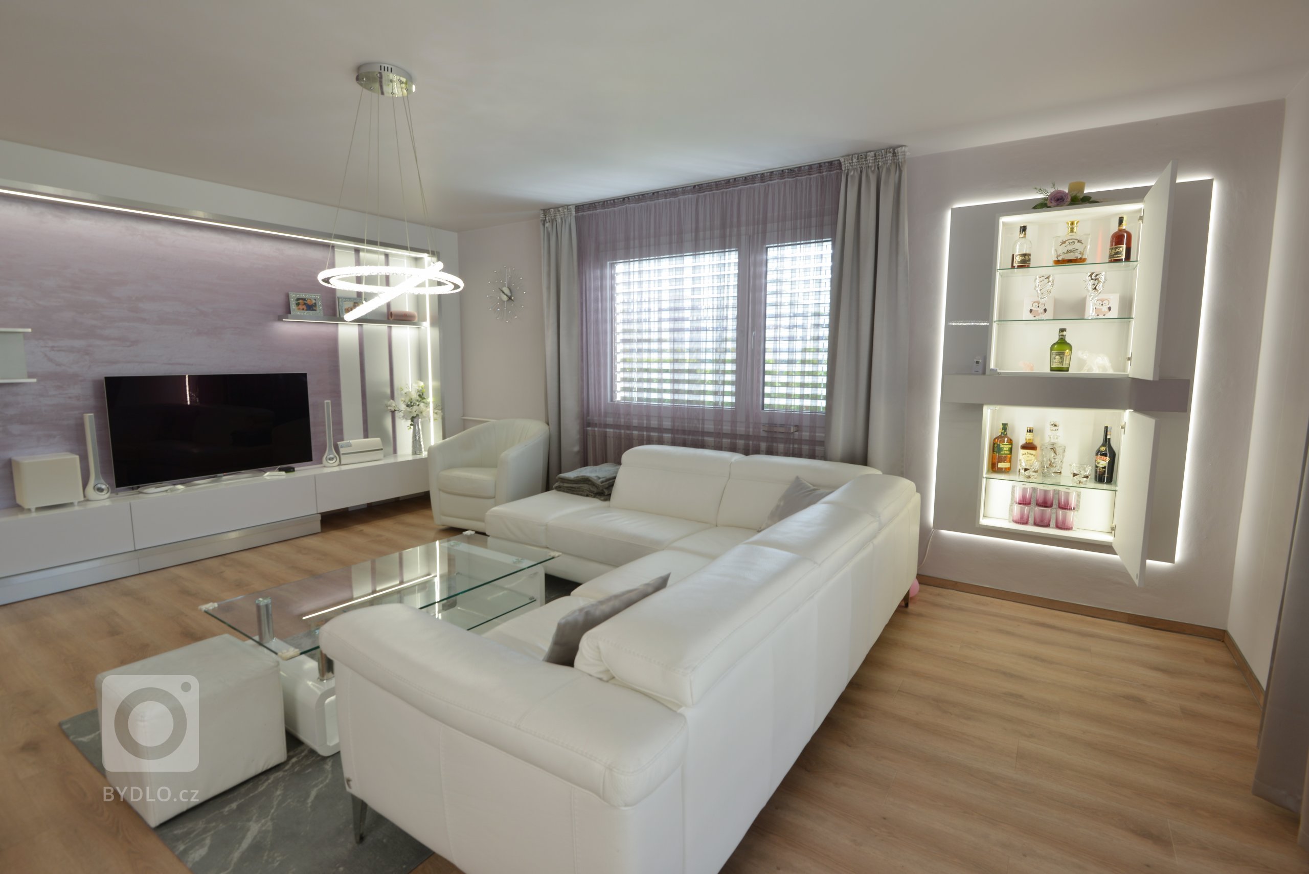 Sedací souprava je italská v bílé kůži. 