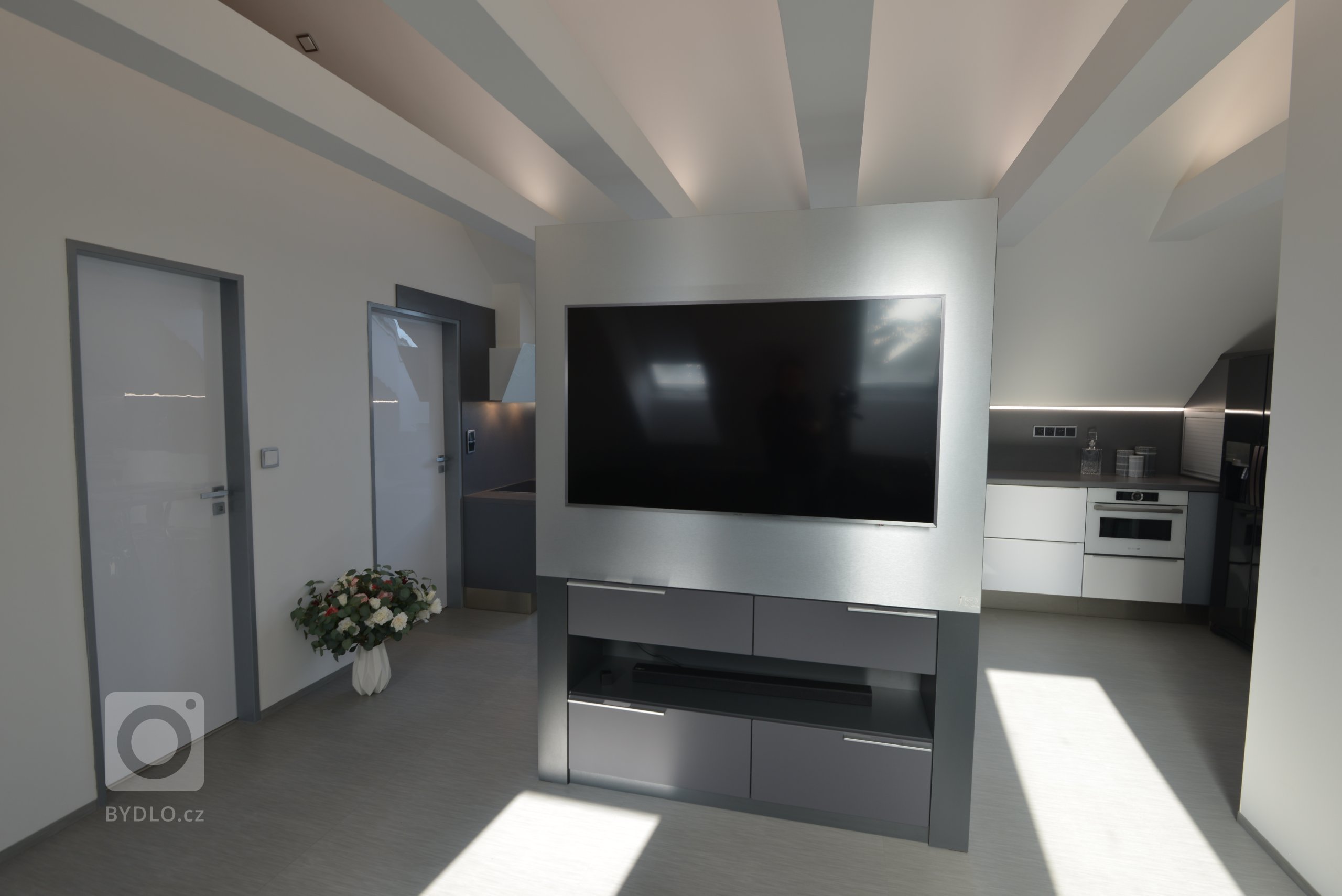 
Mladá rodina si v domě rodičů udělala nové bydlení v podkroví. Součástí projektu bylo i dispoziční řešení nově vzniklého prostoru, což dělám velice ráda.…