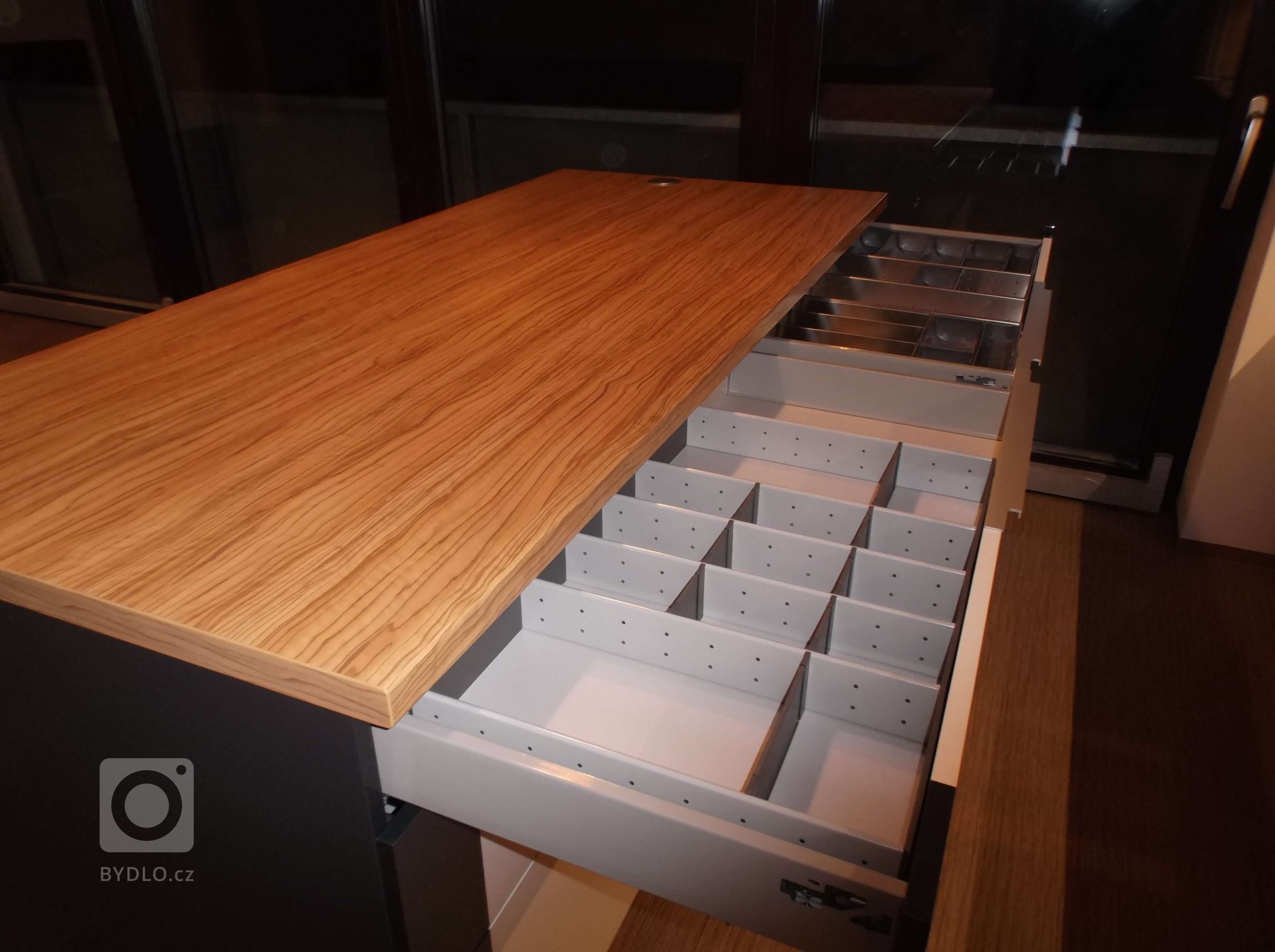 Prostorový pult a detail jeho vybavení.