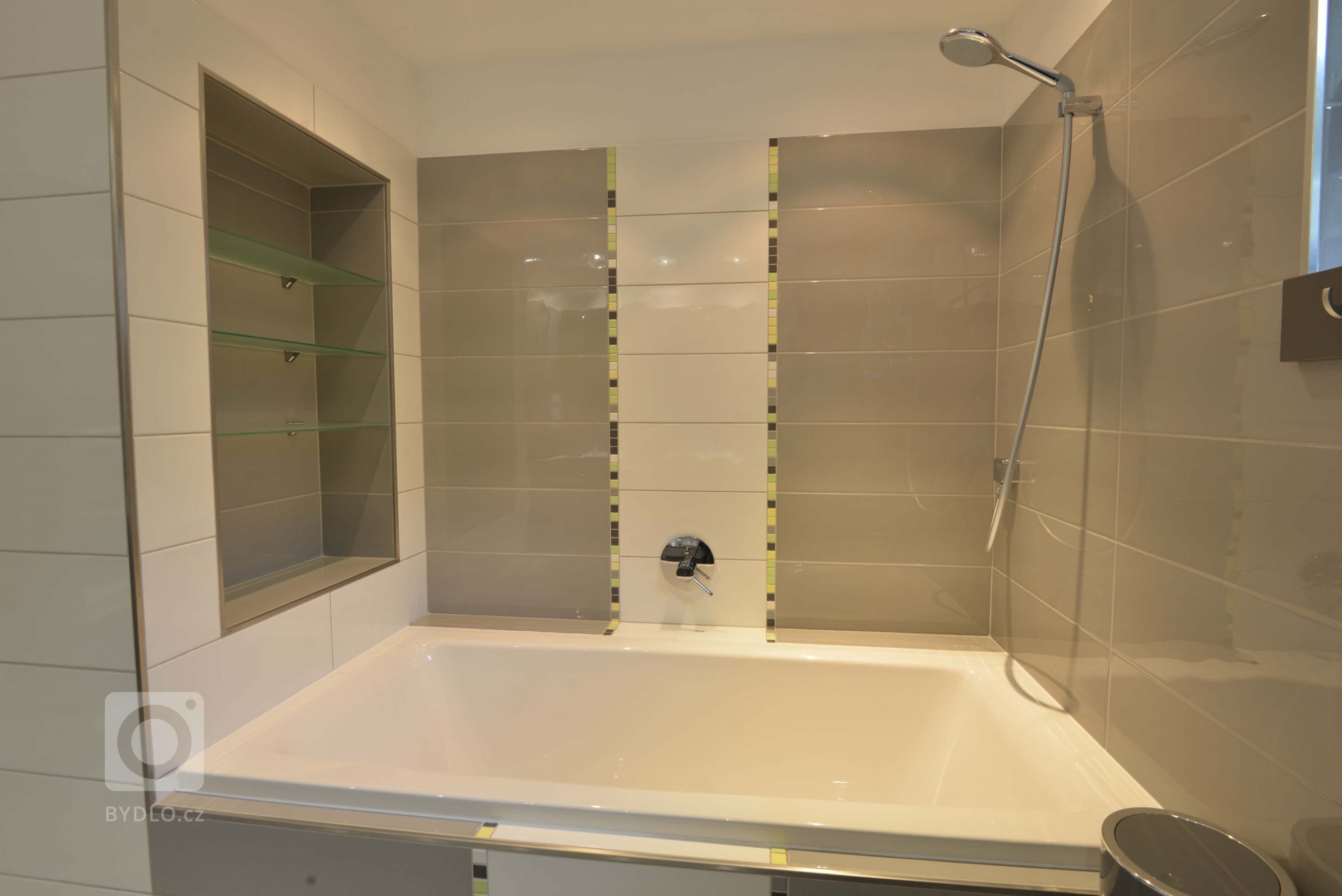 Regálek přístupný od vany. 