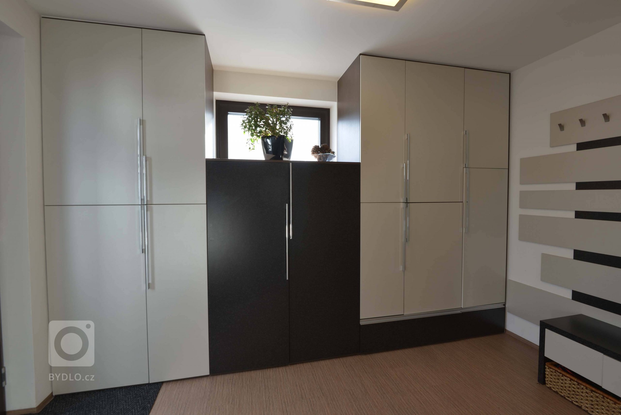 Záchytná předsíň se sestavou skříní a věšákovou stěnou. 