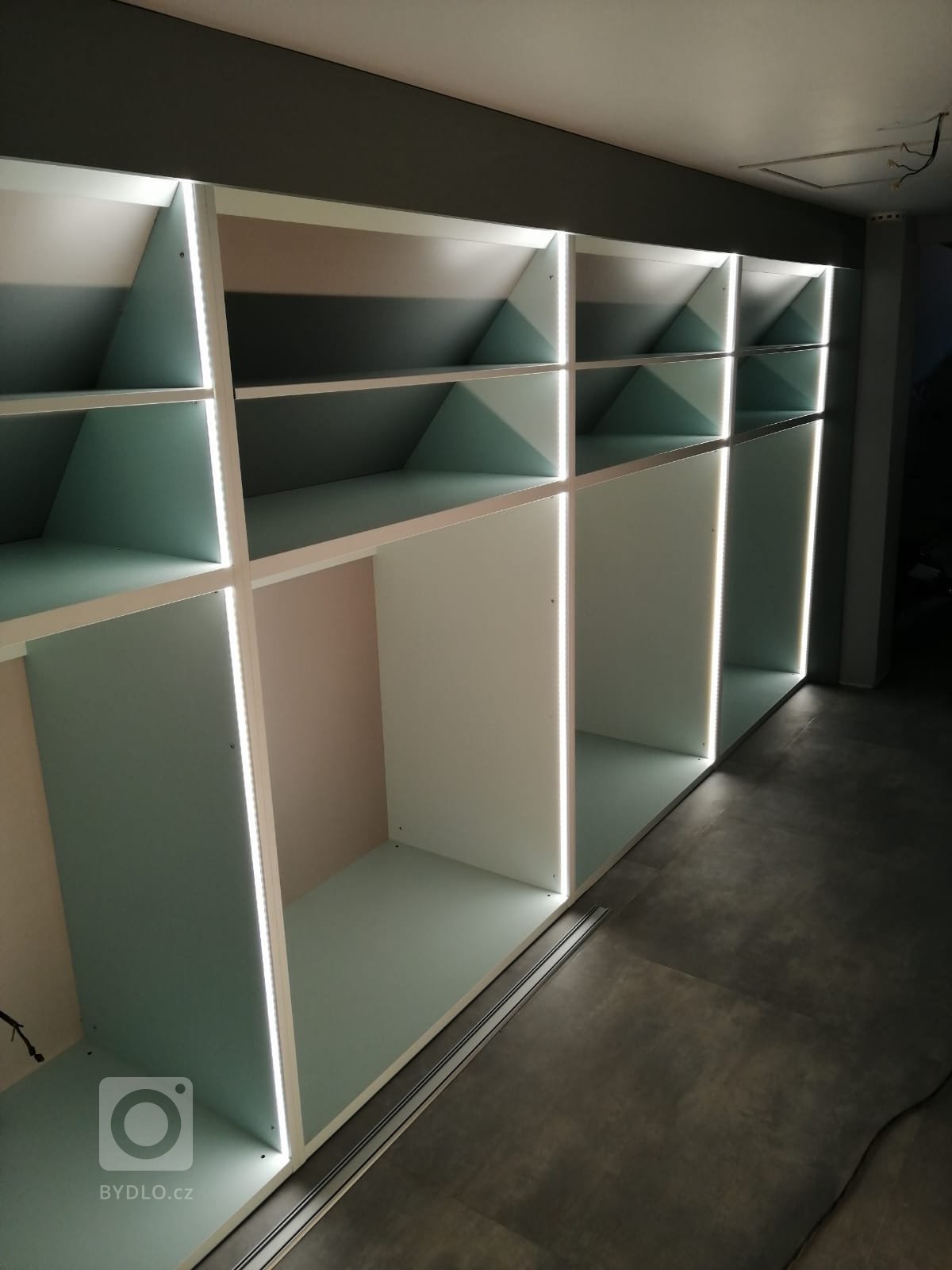 Detail tvoření skříní do šatny