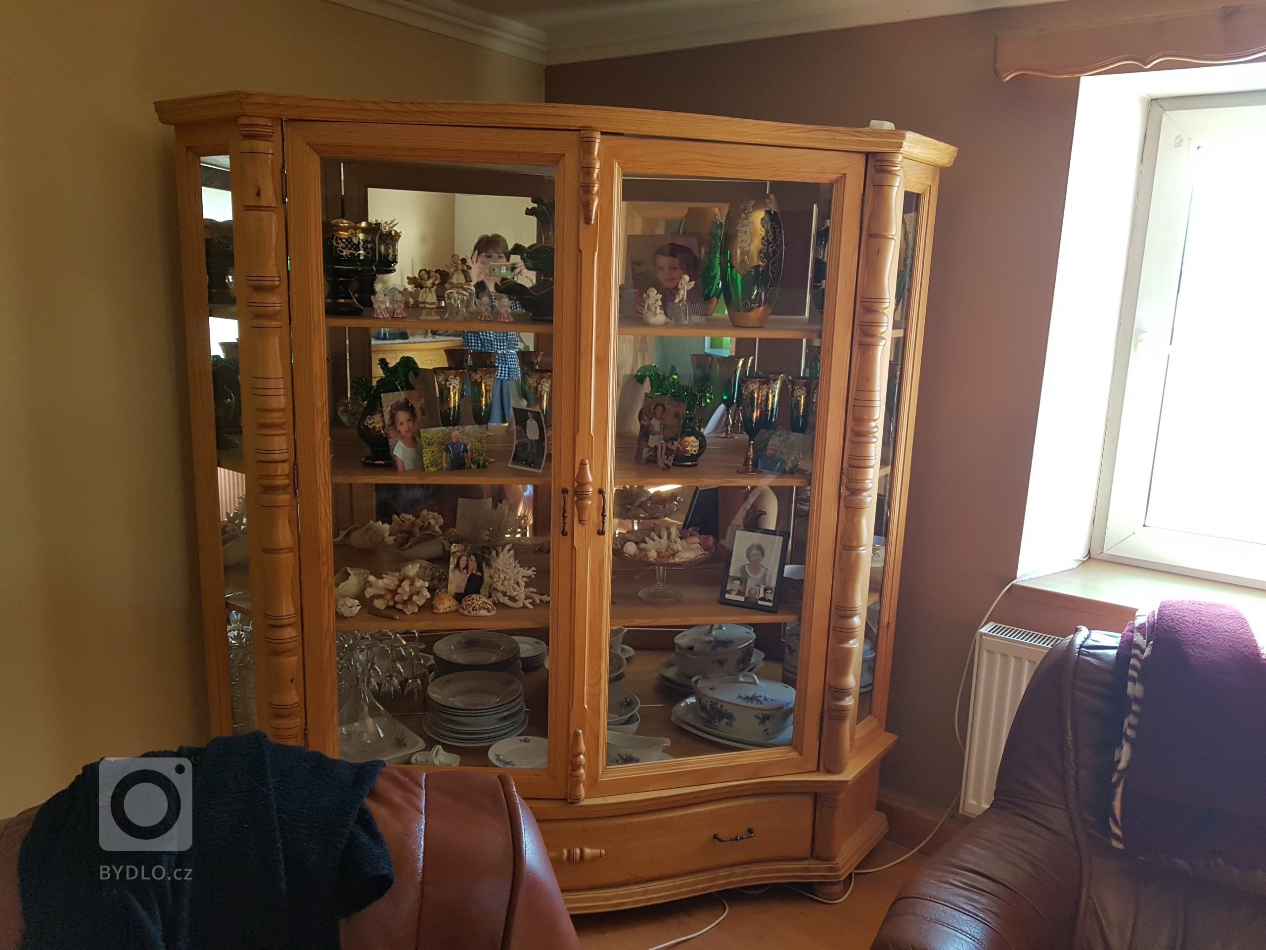 Původní stav, nábytek byl součástí obýváku.