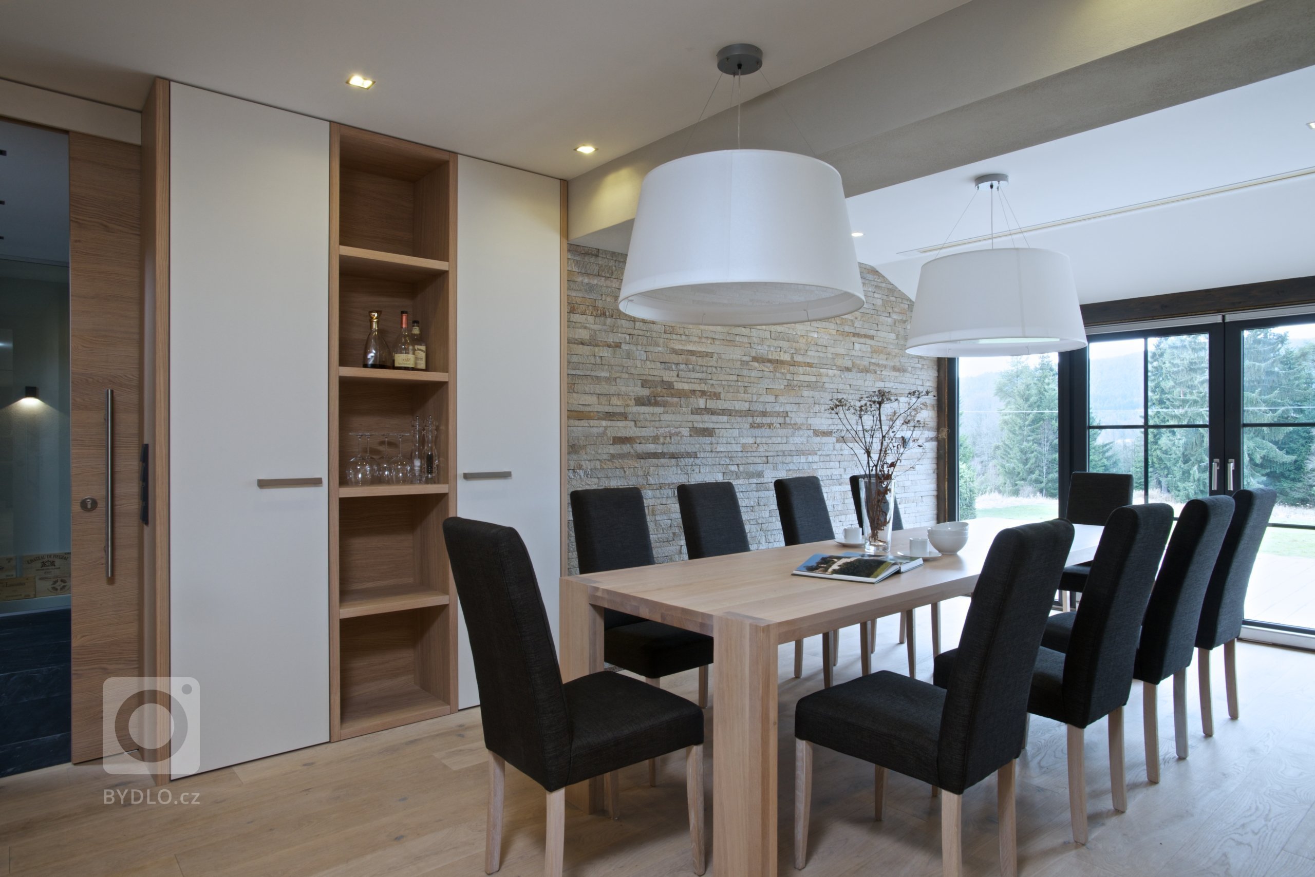 Naši klienti si nechali zrekonstruovat starý penzion v panenské části Šumavy. Jeden z bytů si pro sebe přizpůsobili k víkendovým výletům s celou rodinou...…