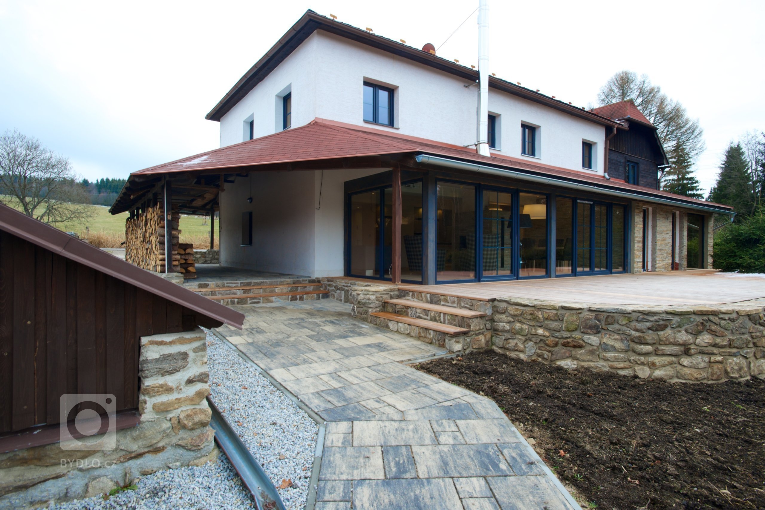 Naši klienti si nechali zrekonstruovat starý penzion v panenské části Šumavy. Jeden z bytů si pro sebe přizpůsobili k víkendovým výletům s celou rodinou...…