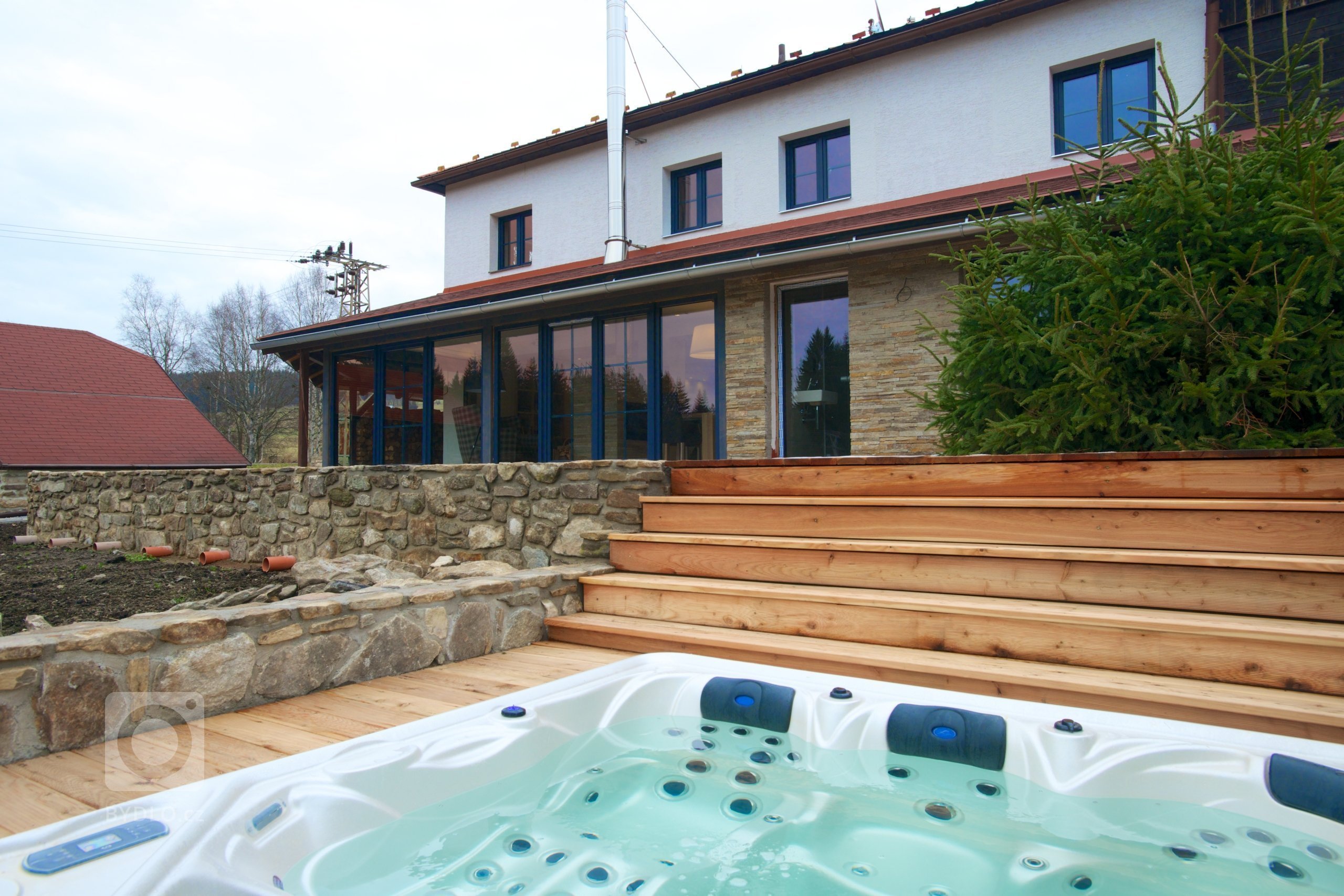 Naši klienti si nechali zrekonstruovat starý penzion v panenské části Šumavy. Jeden z bytů si pro sebe přizpůsobili k víkendovým výletům s celou rodinou...…